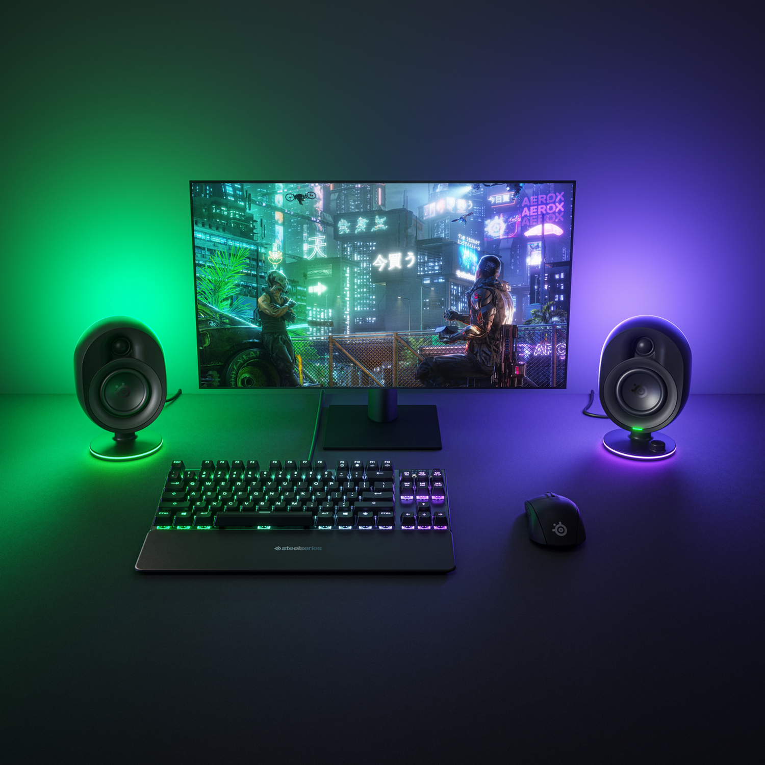 Konfiguracja do gier: monitor, głośniki, klawiatura, mysz, z zielonym i fioletowym oświetleniem, ciemne tło.