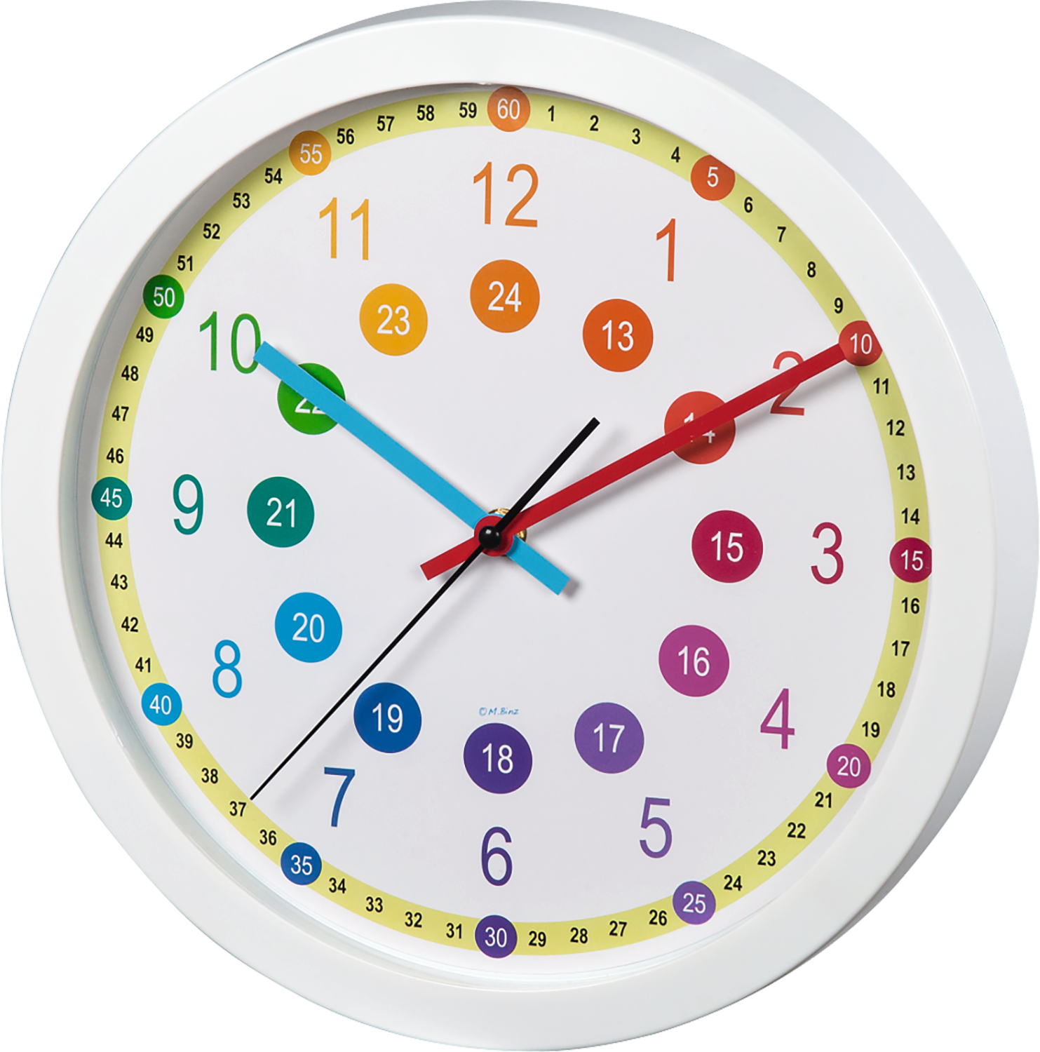 Biały zegar ścienny z kolorowymi cyframi i wskazówkami.