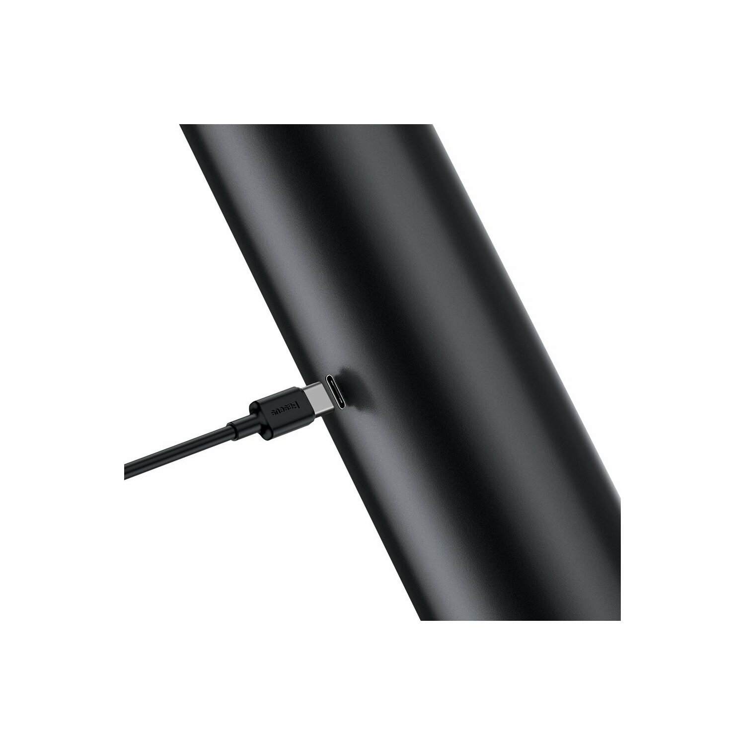Cavo nero con connettore USB-C inserito in un tubo nero.