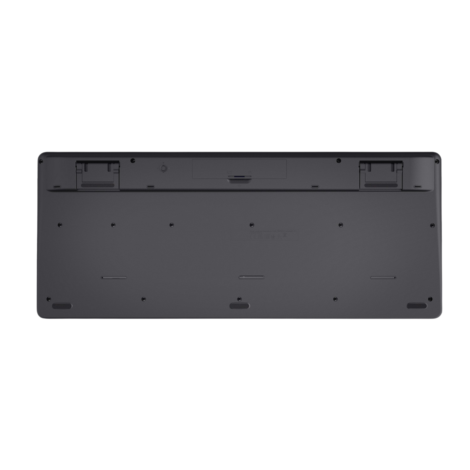 Czarna klawiatura, widok od spodu, z różnymi otworami.