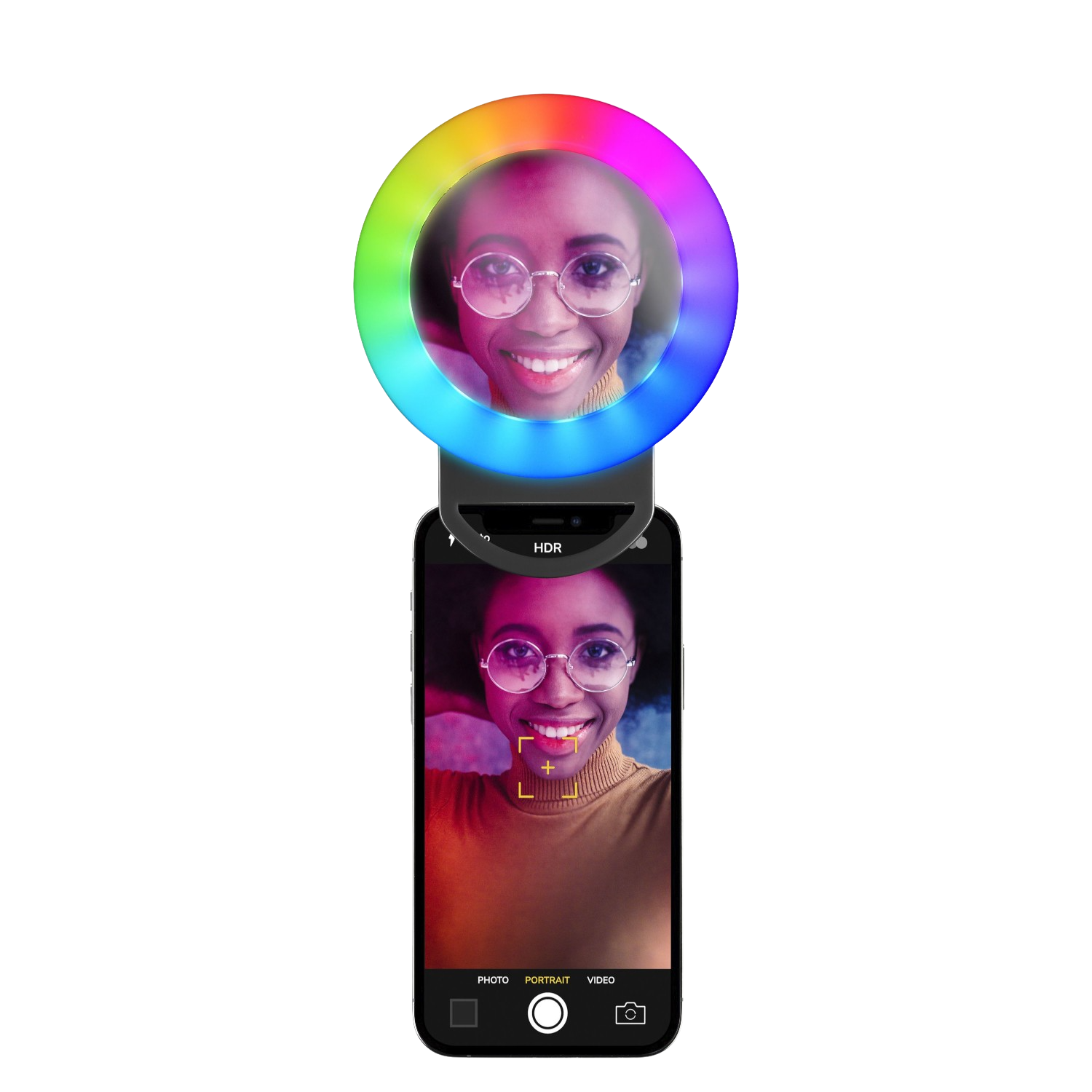 Eine Person macht ein Selfie mit einem Ringlicht und einem Smartphone.