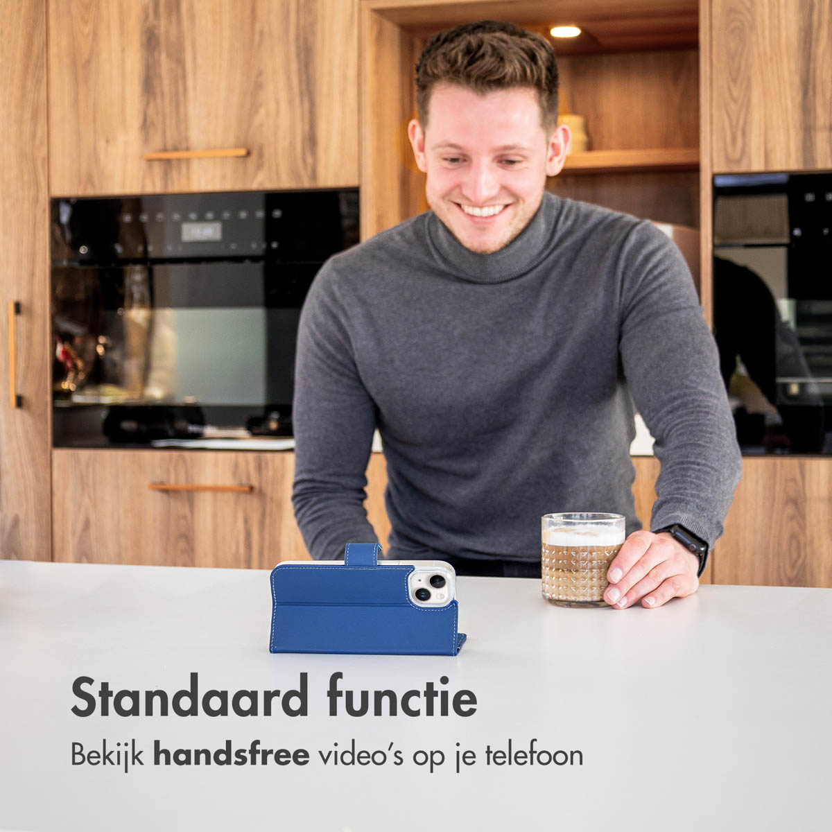 Un homme utilisant un téléphone avec un étui bleu sur un comptoir blanc, avec un café.
