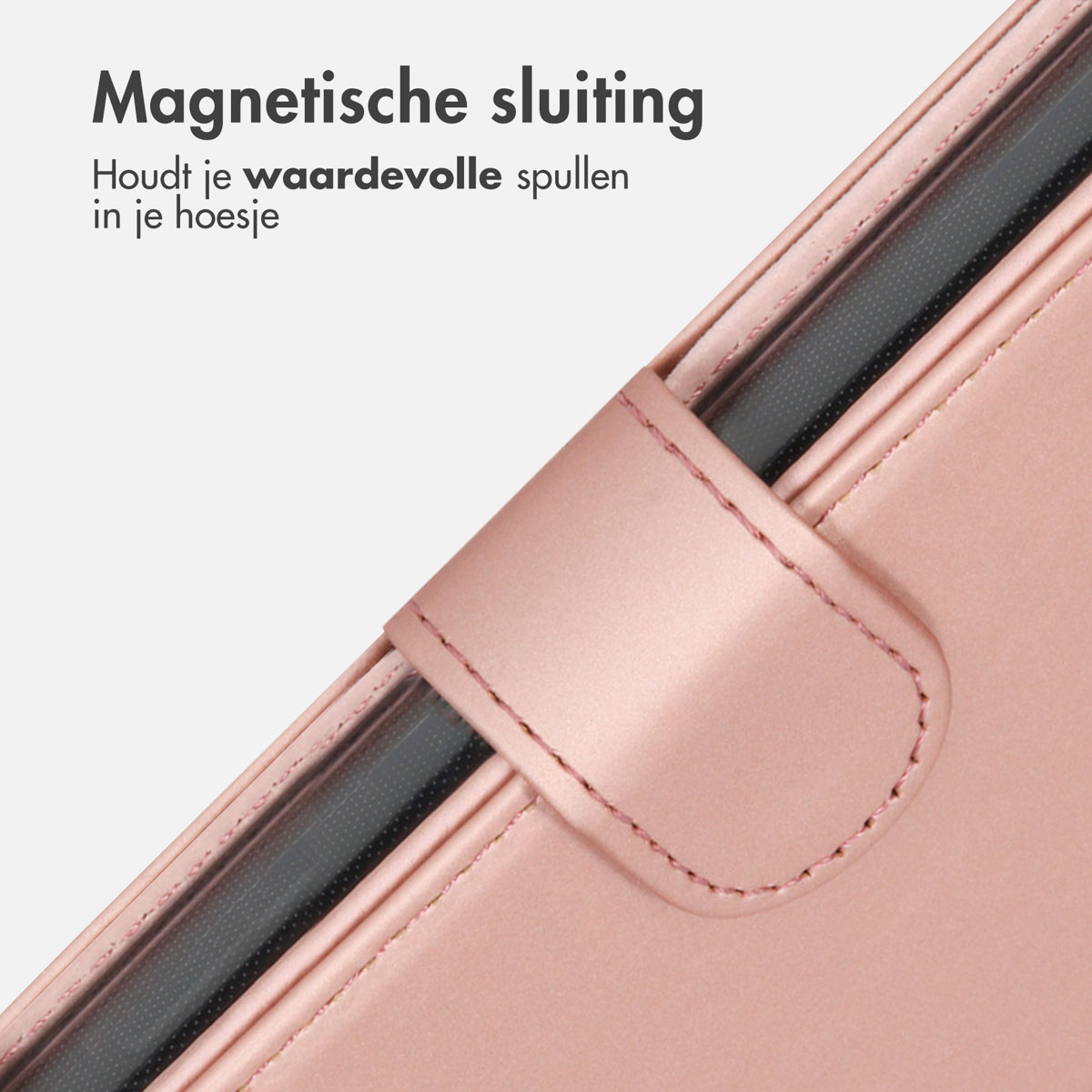 Gros plan d'un étui de téléphone rose doré avec fermeture magnétique.