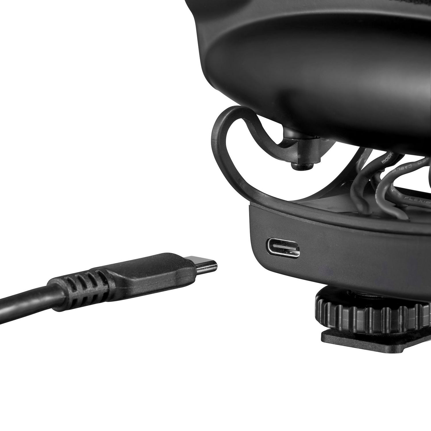Schwarzes Gerät mit angeschlossenem USB-C-Kabel, weißer Hintergrund.