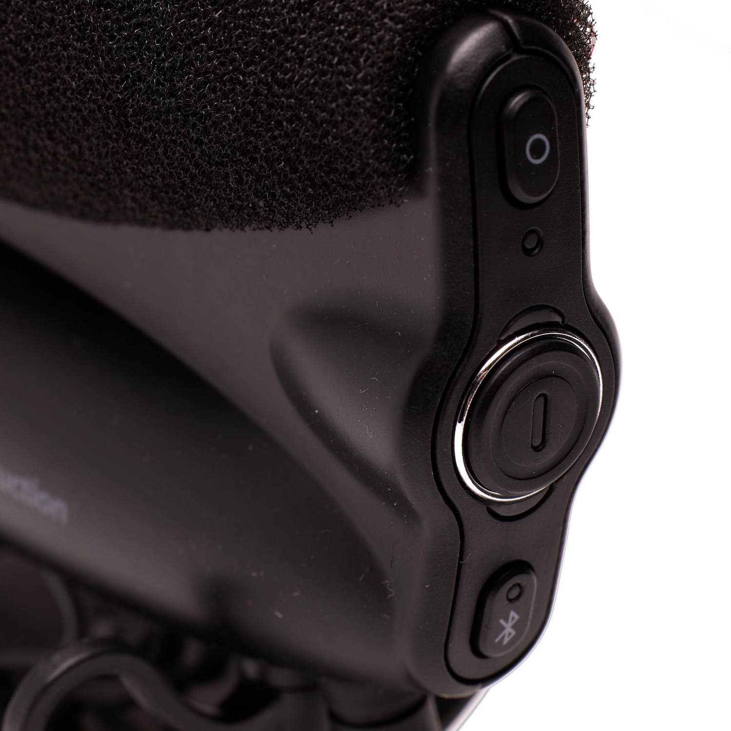 Gros plan d'un microphone noir avec des boutons.