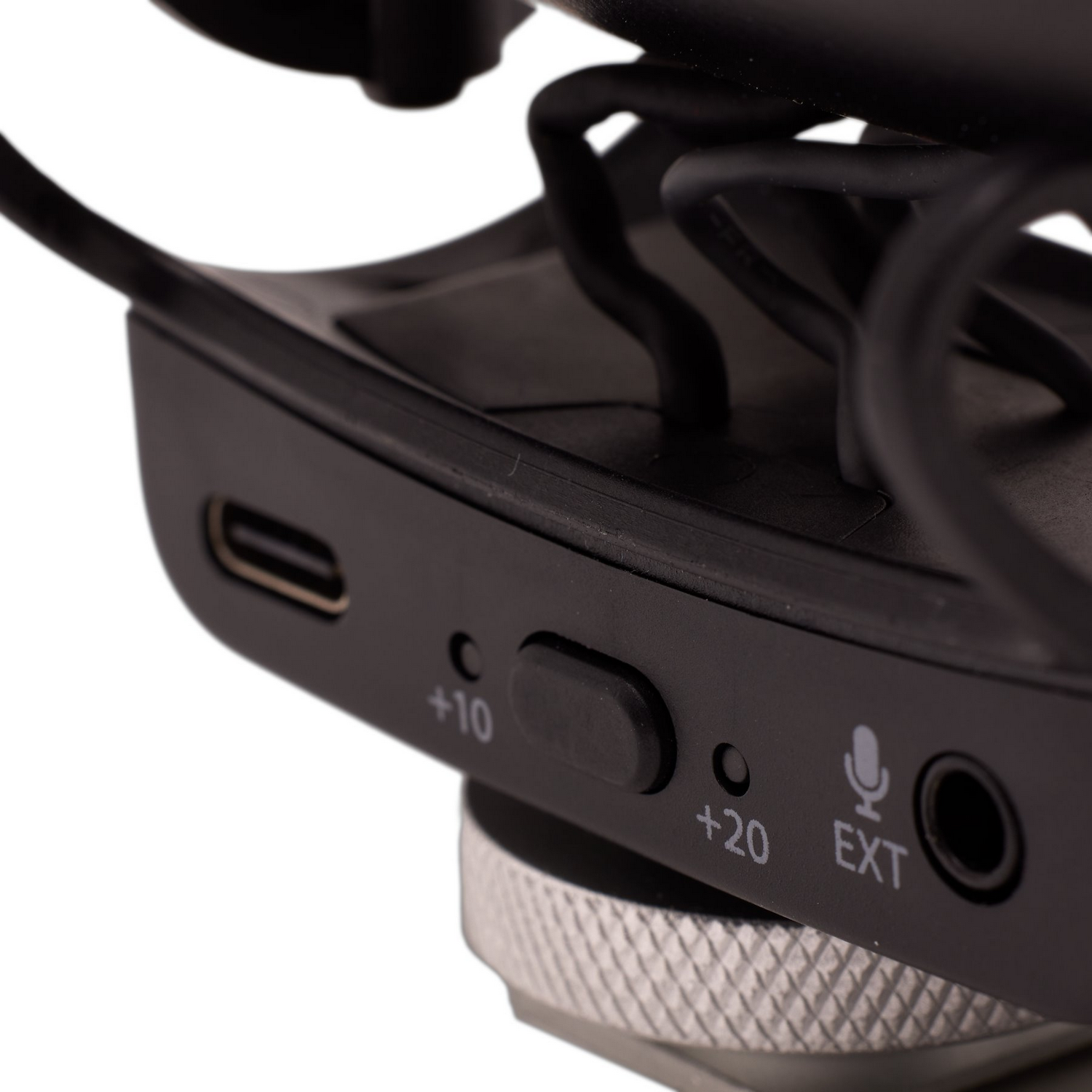 Gros plan d'un appareil noir avec port USB, boutons et entrée microphone.