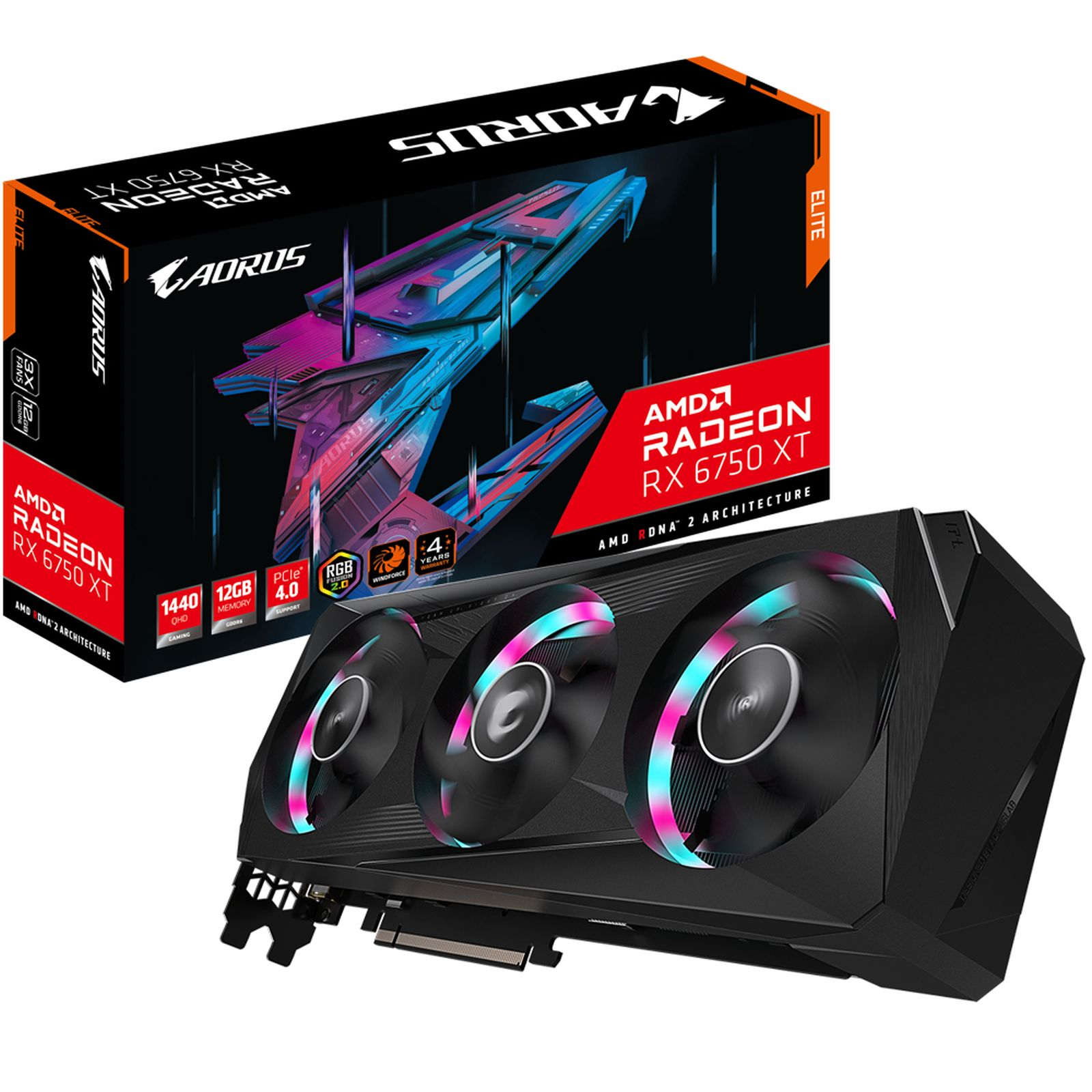 Scheda grafica e scatola su sfondo bianco. La scatola ha il marchio 'AORUS' e 'AMD'.