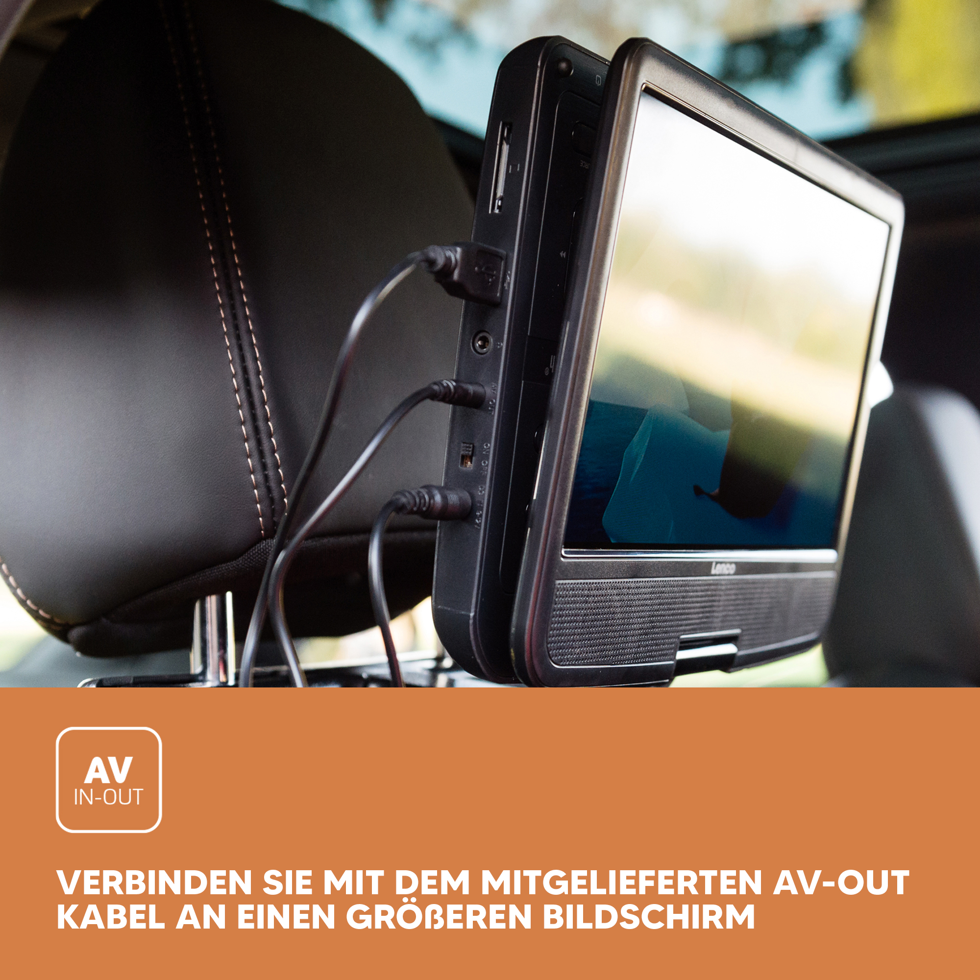 Ein tragbarer DVD-Player, der an einer Kopfstütze im Auto befestigt ist. Kabel sind angeschlossen.