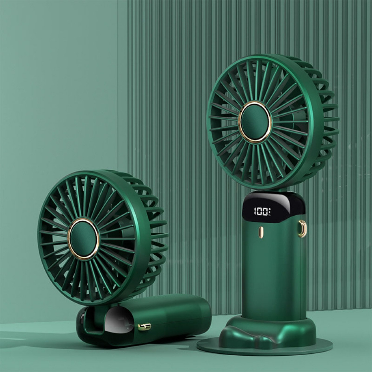 Drei grüne tragbare Ventilatoren auf einer grünen Oberfläche. Einer steht aufrecht, zwei sind zum Betrachter geneigt.