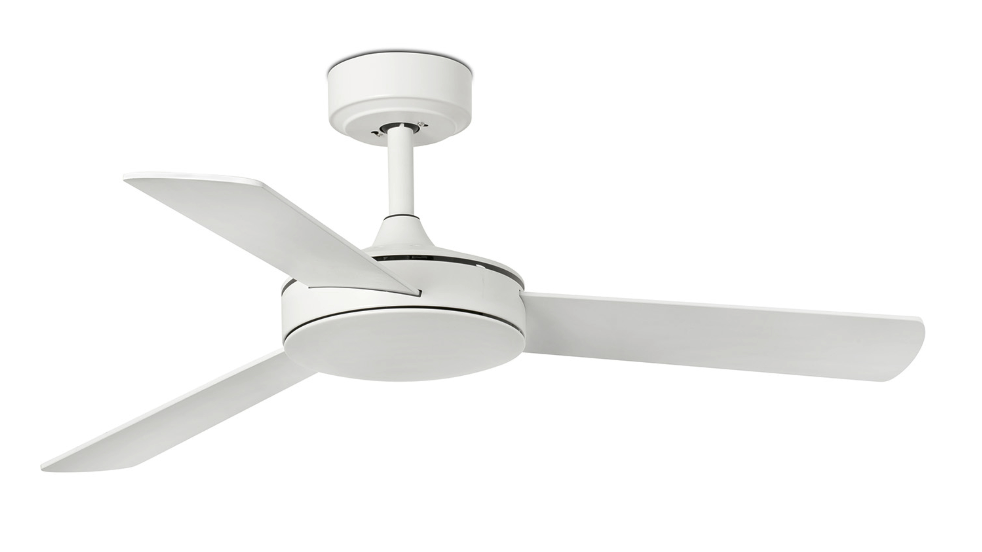 Weißer Deckenventilator mit drei Flügeln und weißem Sockel, auf weißem Hintergrund.