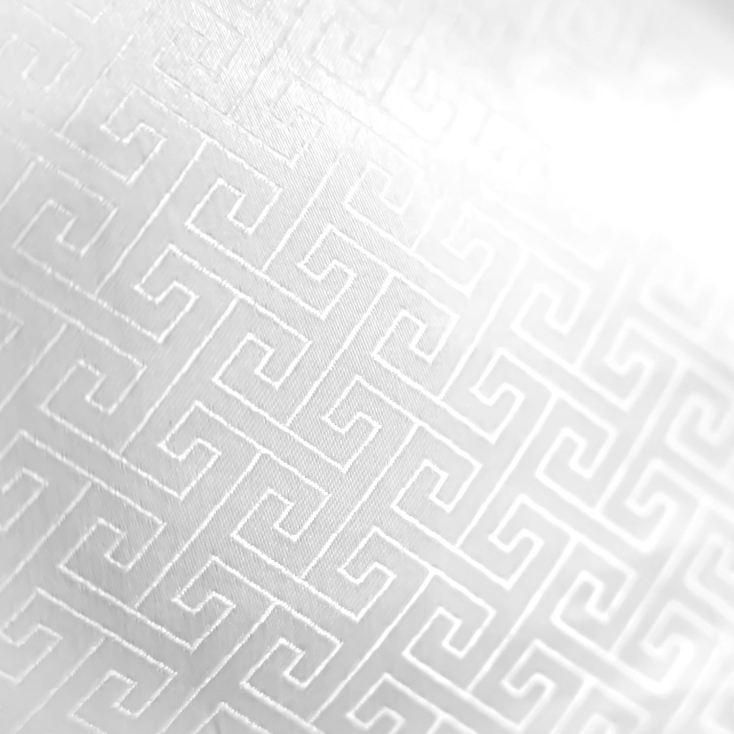 Weißer Stoff mit sich wiederholendem geometrischen Muster in heller, sauberer Draufsicht.