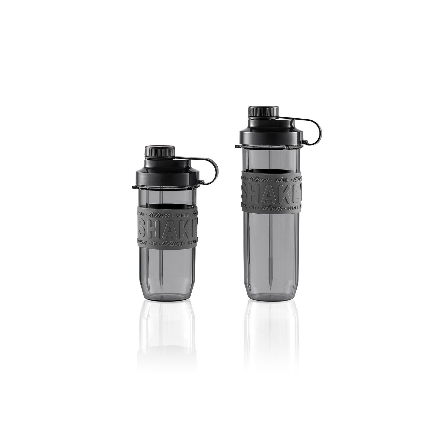 Zwei transparente, graue Shaker-Flaschen mit schwarzen Deckeln. Beide haben das Wort SHAKE aufgedruckt.