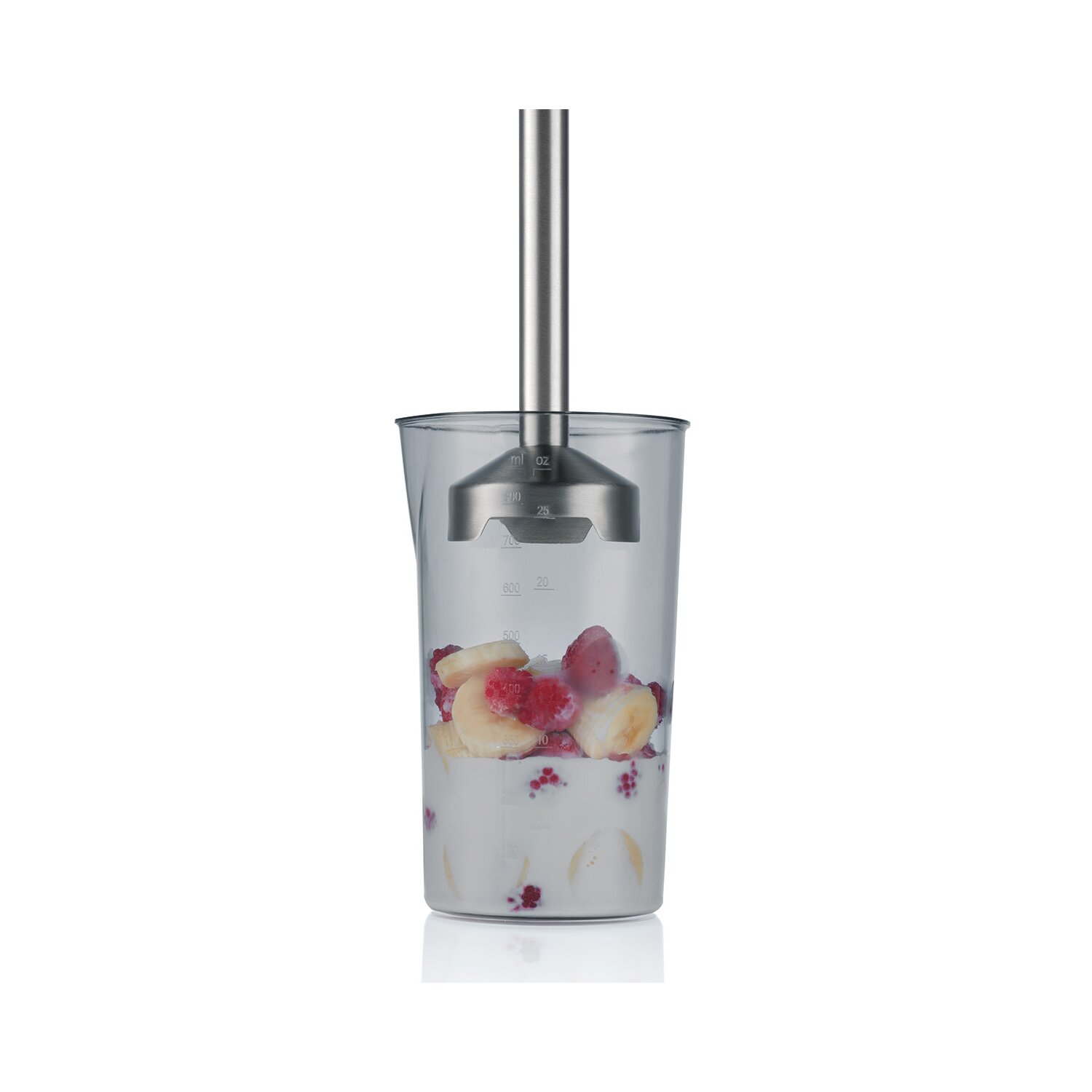 Şeffaf bir kapta meyvelerle dolu bir blender, paslanmaz çelik bir karıştırma çubuğu ile.