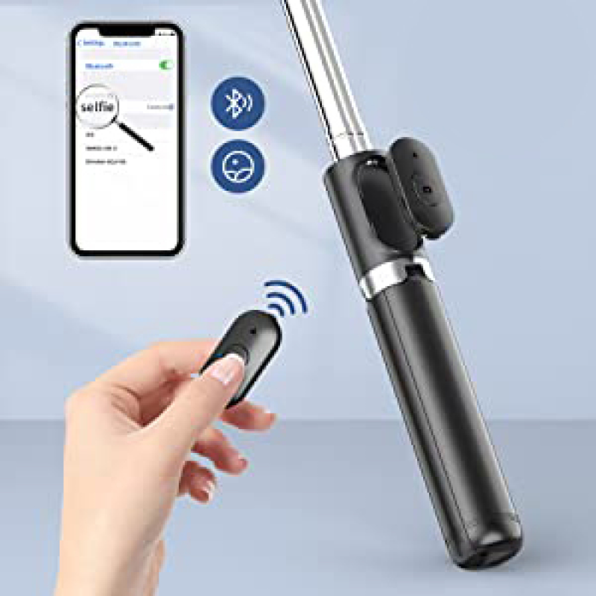 Ein Selfie-Stick mit Bluetooth-Fernbedienung. Eine Hand hält eine Fernbedienung. Ein Telefon zeigt die Selfie-App an.