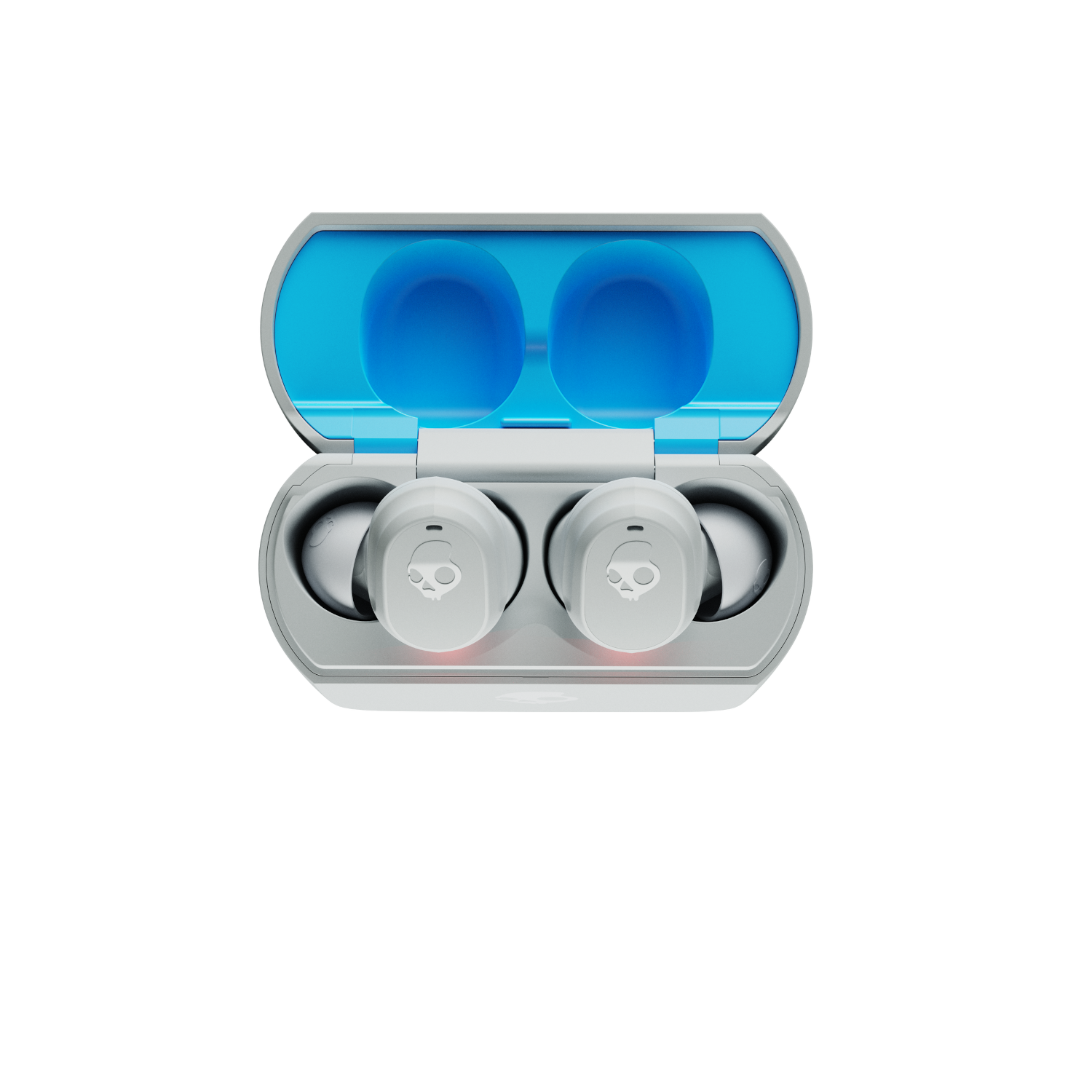 Ohrhörer mit Ladecase. Case ist geöffnet, innen blau. Ohrhörer sind weiß mit Totenkopf-Logo.