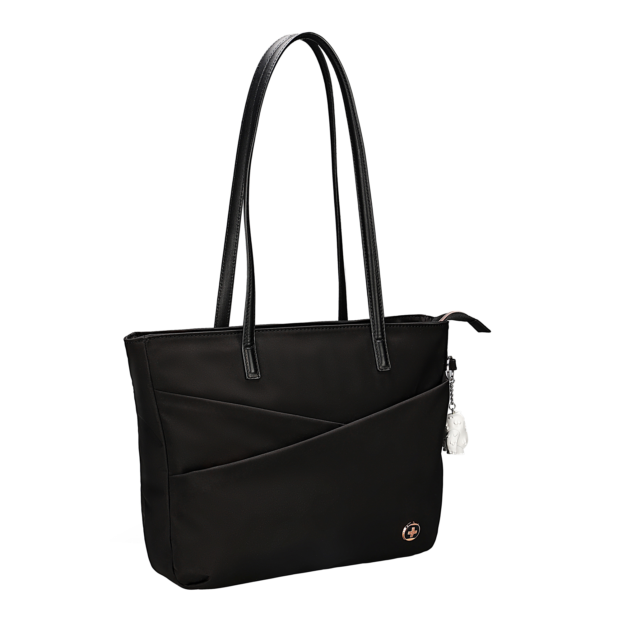 Borsa tote nera con manici, una tasca frontale e un piccolo tag, isolata su sfondo bianco.