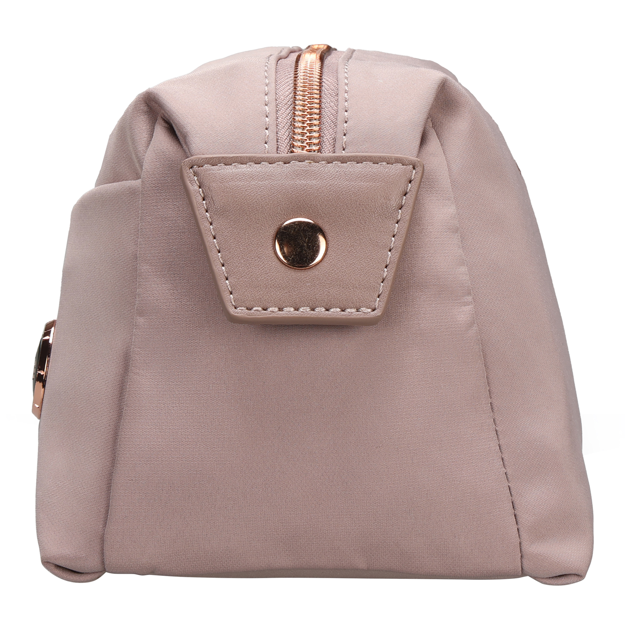 Una piccola trousse rosa con cerniera e bottone dorati.