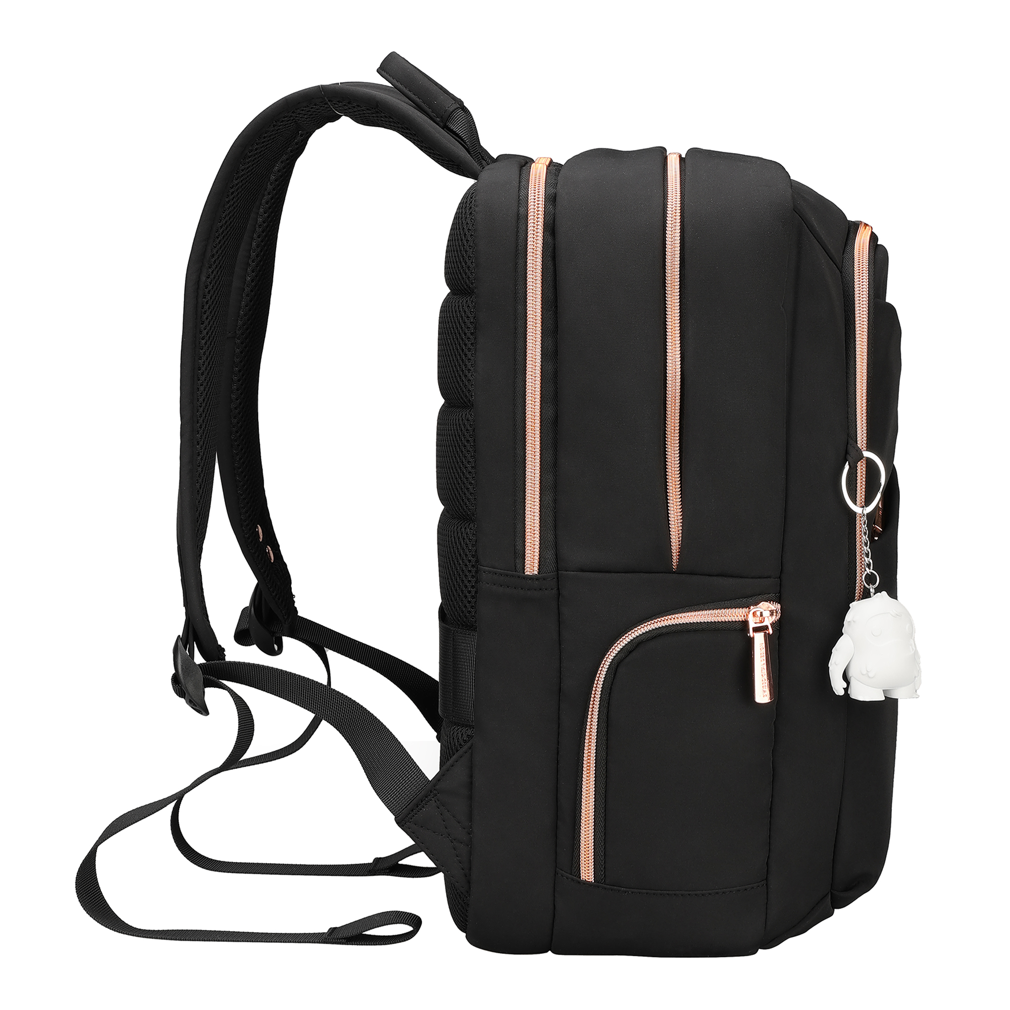 Uno zaino nero con cerniere oro rosa e un ciondolo bianco, isolato su bianco.