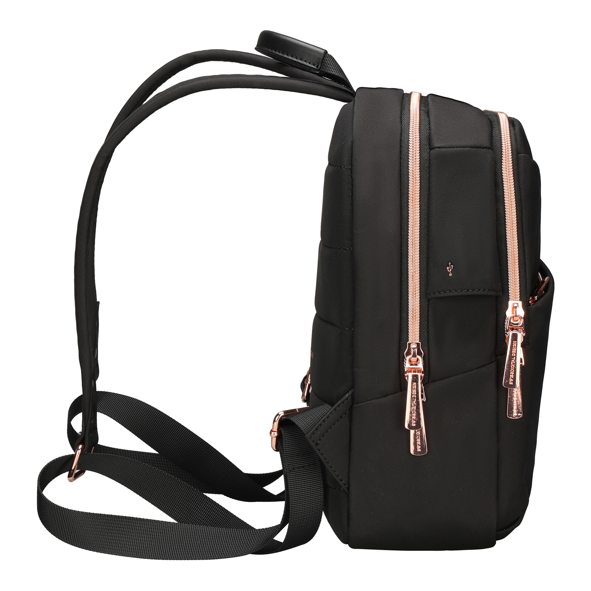 Uno zaino nero con cerniere e cinghie color oro rosa, su sfondo bianco.