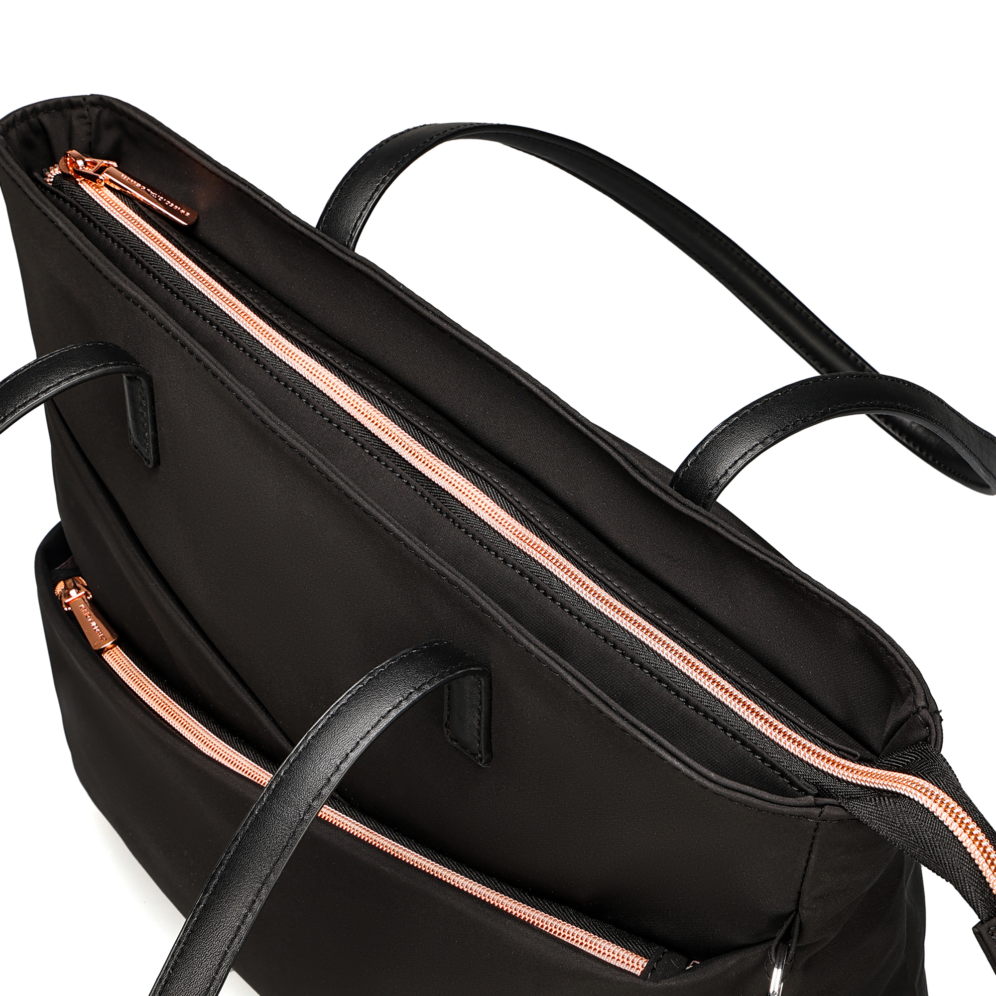 Borsa tote nera aperta. Cerniere oro rosa e manici neri. Sfondo bianco.