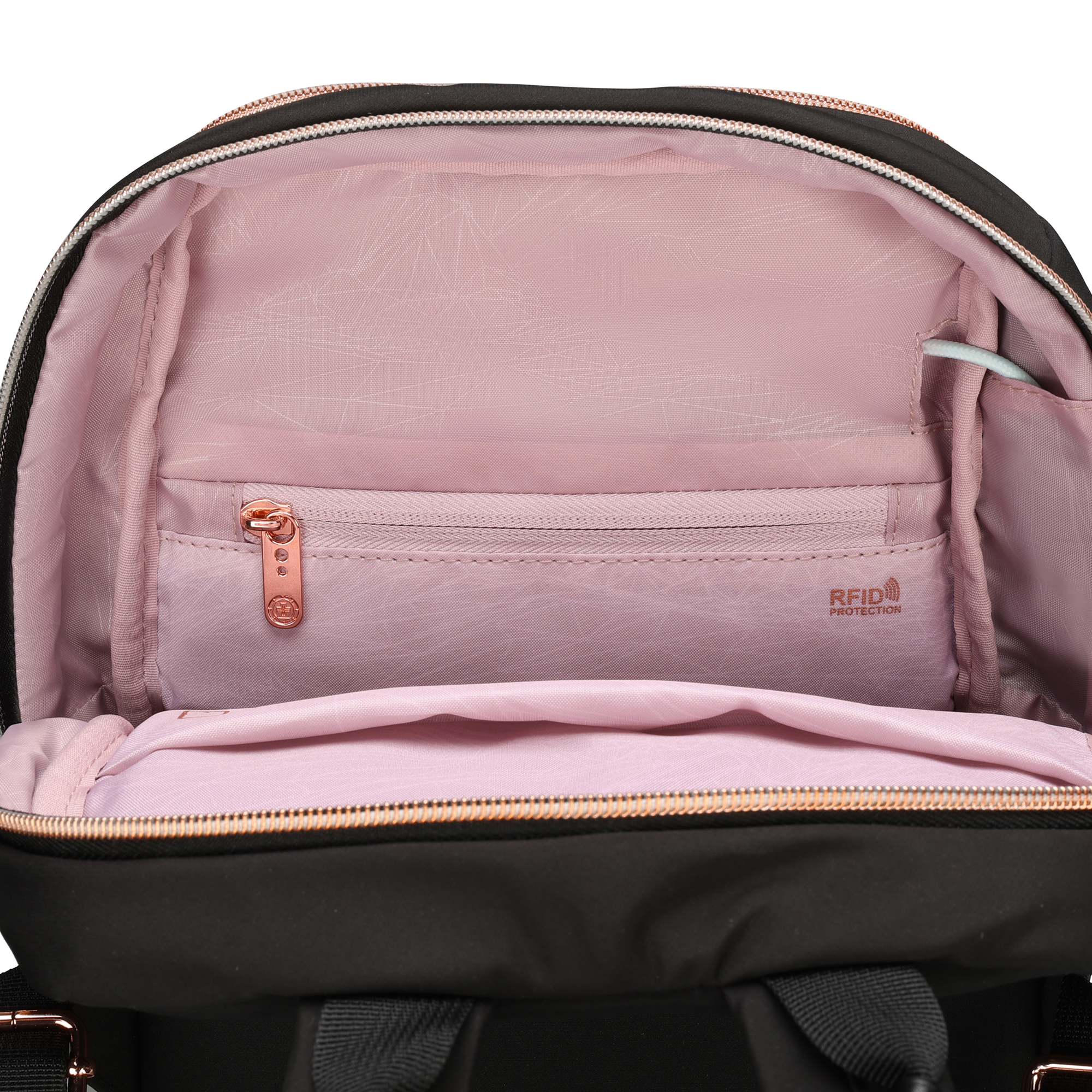 Zaino nero aperto, che mostra l'interno rosa con tasca con zip ed etichetta di protezione RFID.