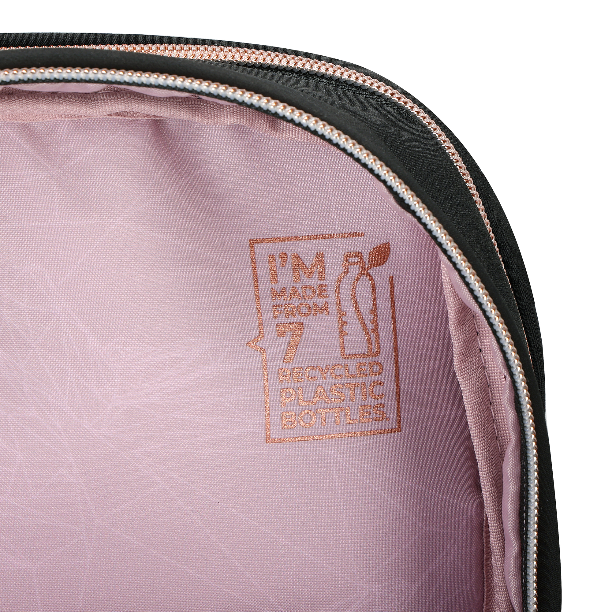 Primo piano di una borsa nera e rosa con un simbolo di bottiglia di plastica riciclata.