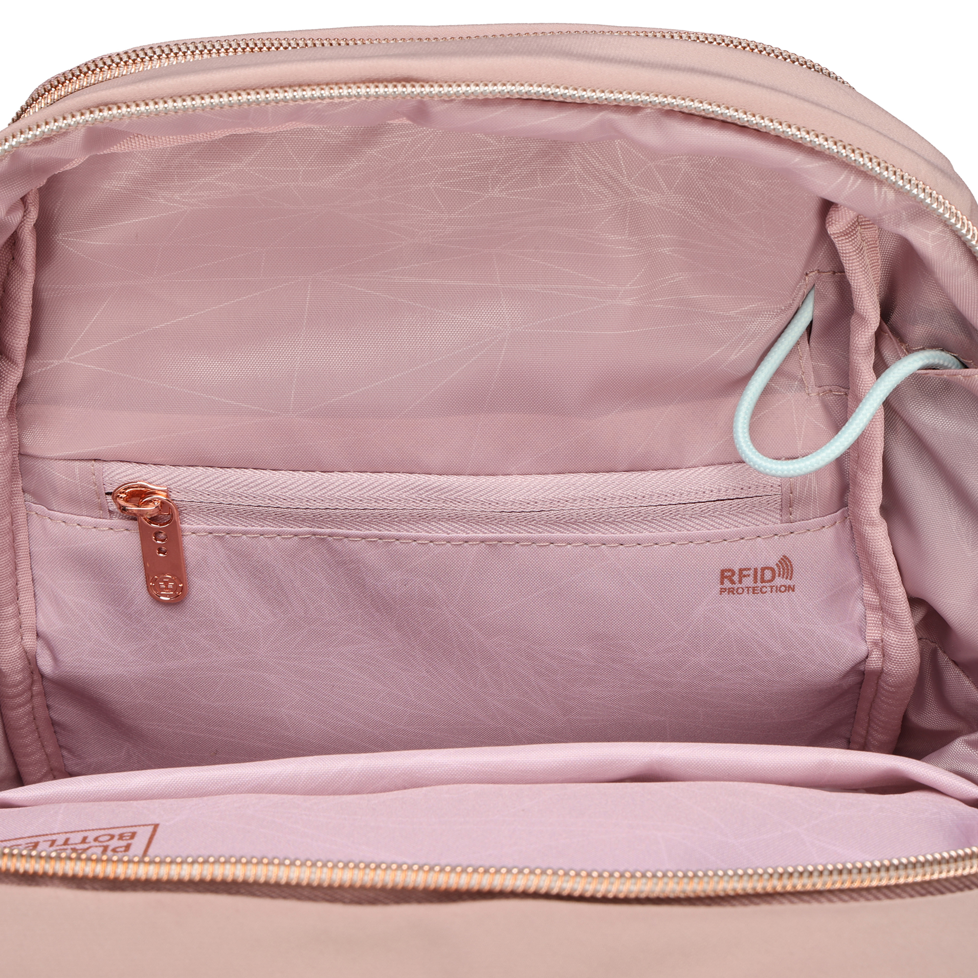 Interno dello zaino rosa con tasca con cerniera ed etichetta di protezione RFID.