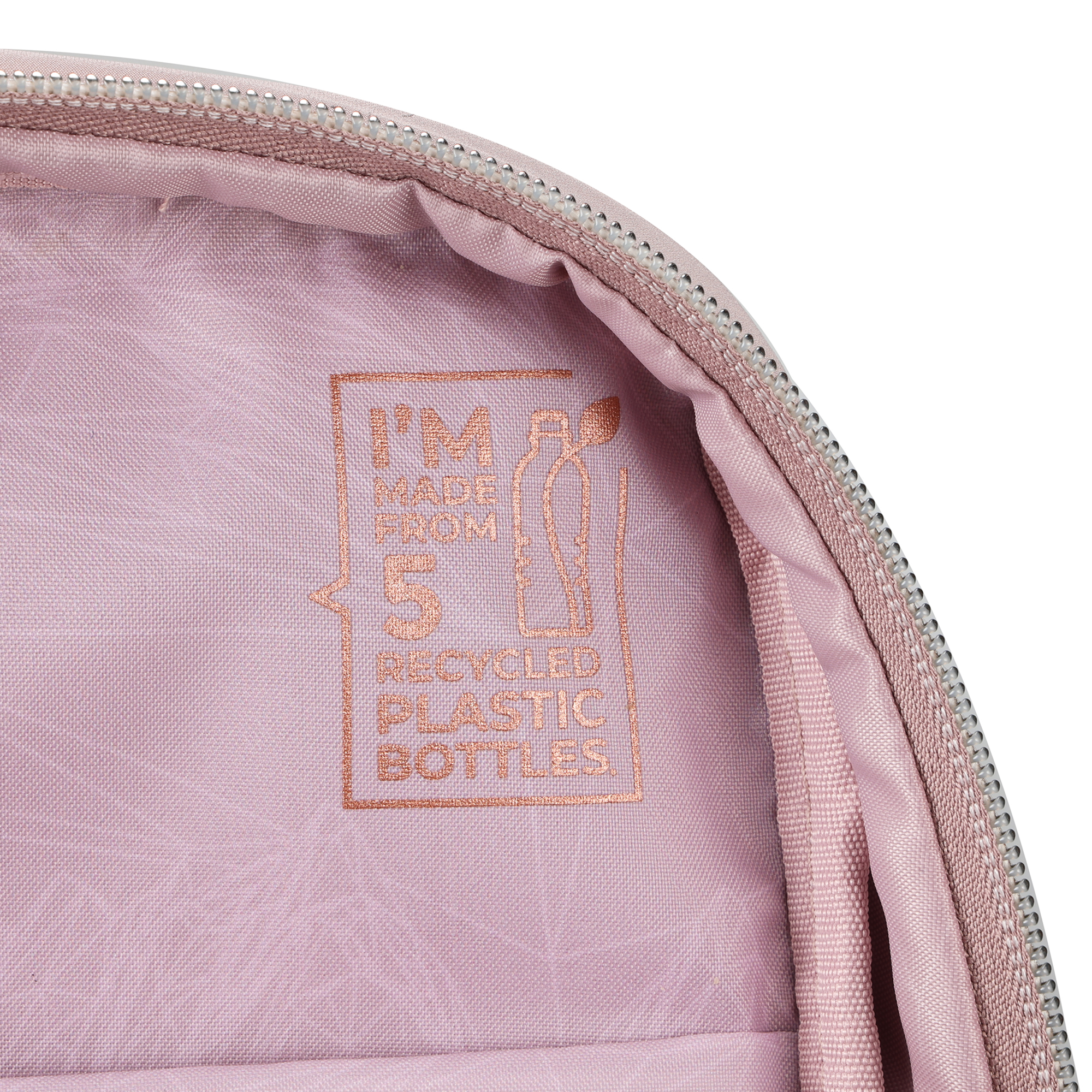 Interno borsa rosa con timbro dorato che dice "I'M MADE FROM 5 RECYCLED PLASTIC BOTTLES".
