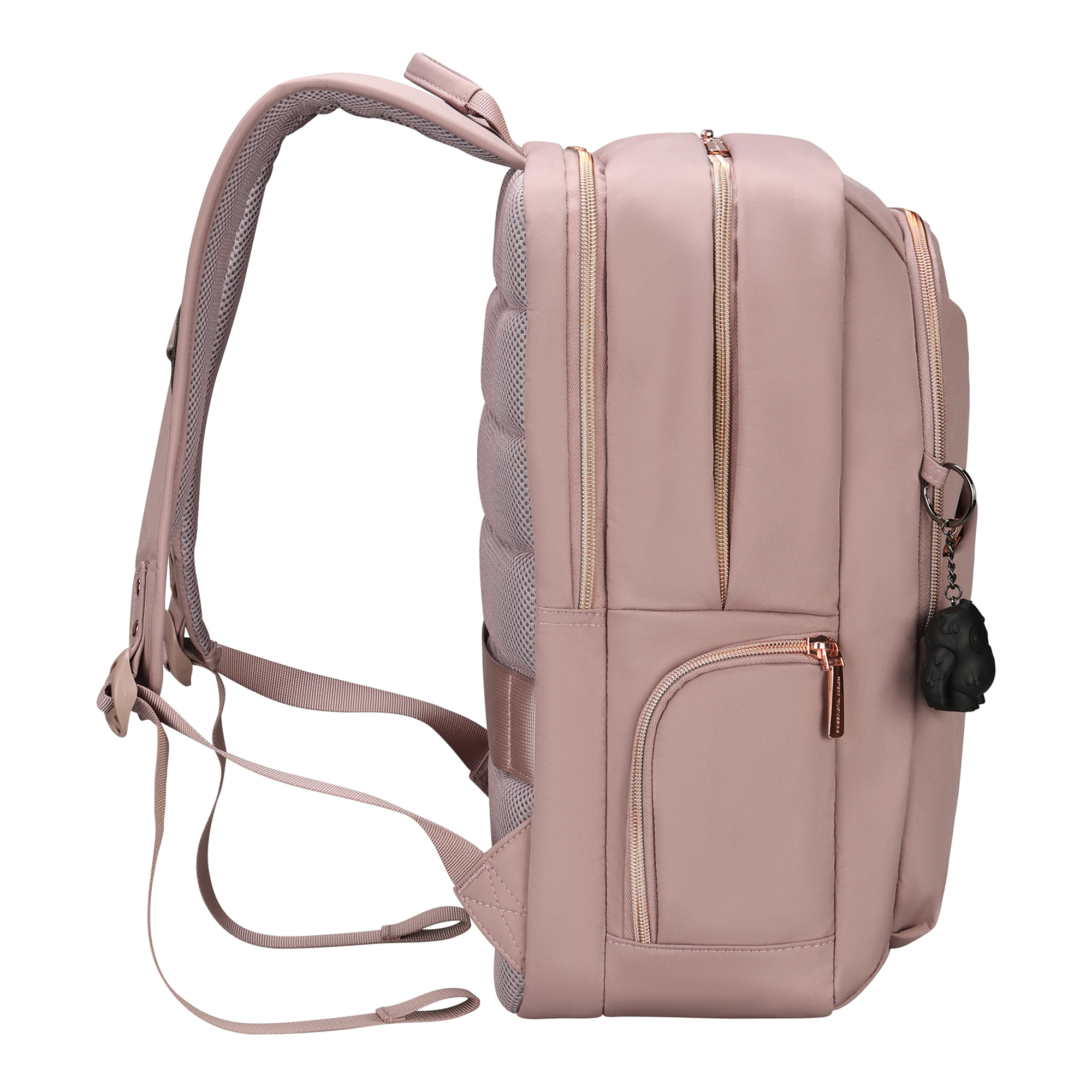 Zaino rosa con più cerniere e tasche. Ha uno schienale in rete e un ciondolo nero.