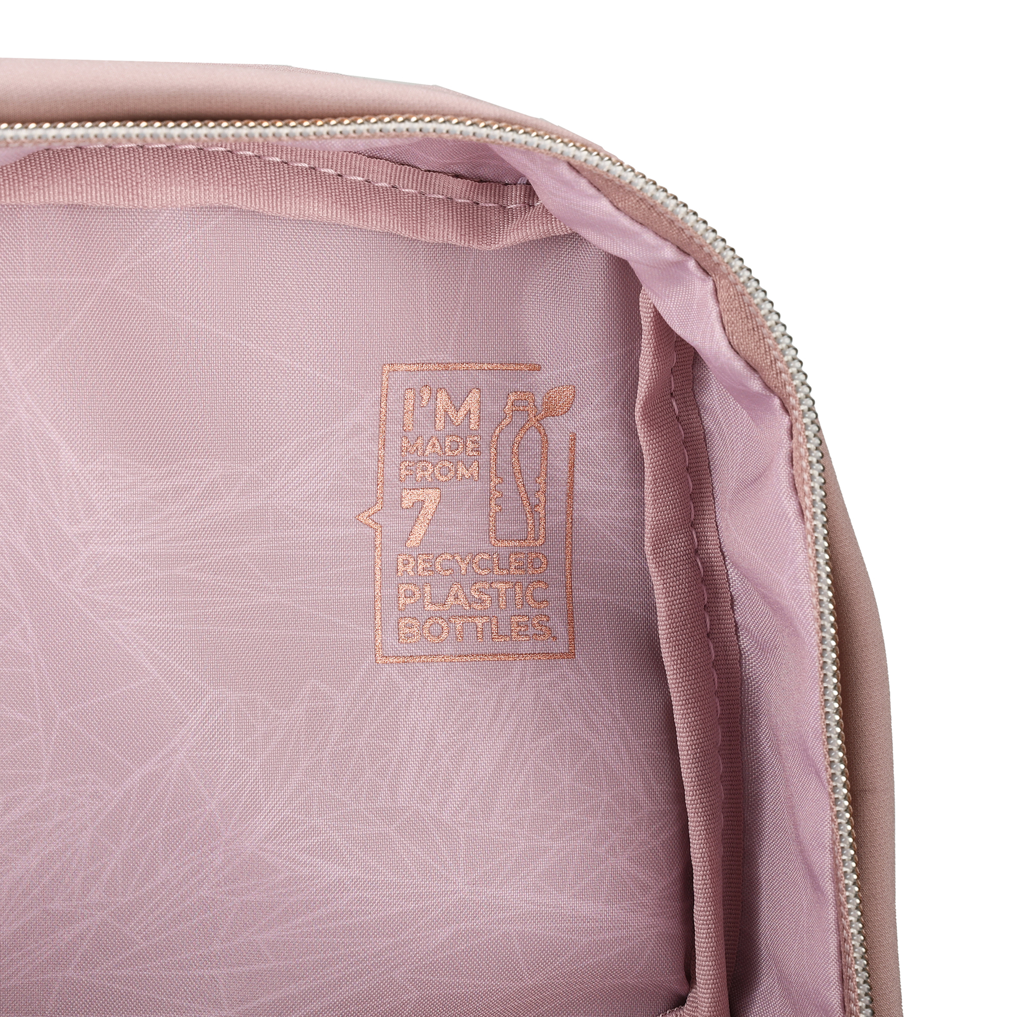 Interno rosa di una borsa con etichetta 'MADE FROM 7 RECYCLED PLASTIC BOTTLES'.