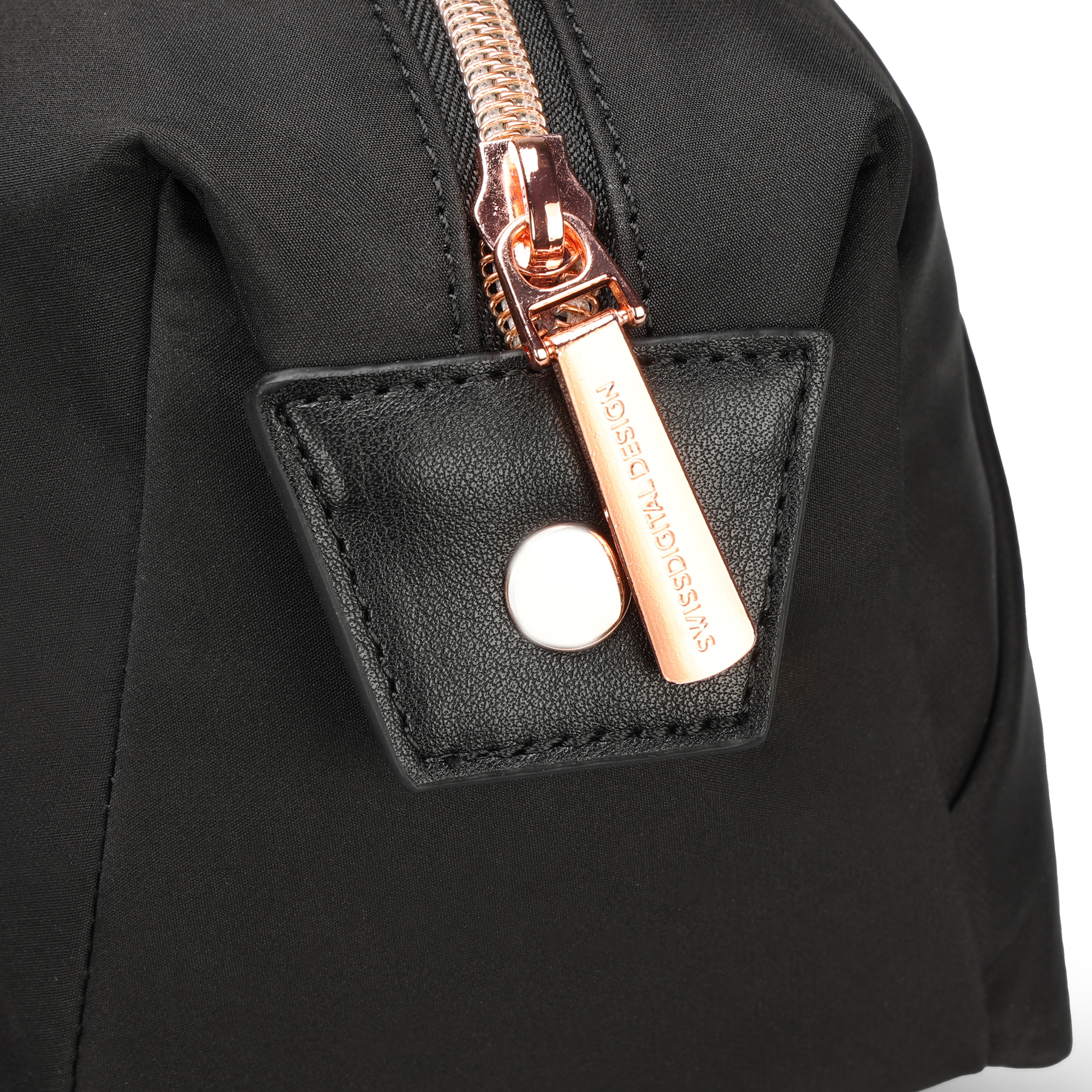 Borsa nera con cerniera e targhetta oro rosa, sfondo bianco.