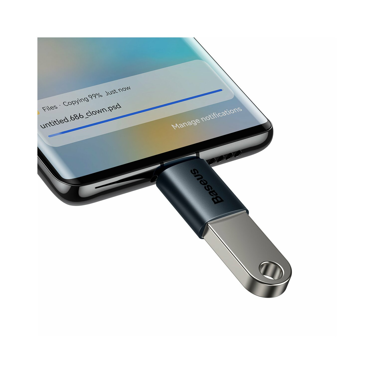 Telefon podłączony do srebrno-czarnego dysku USB z nazwą 'Baseus'.