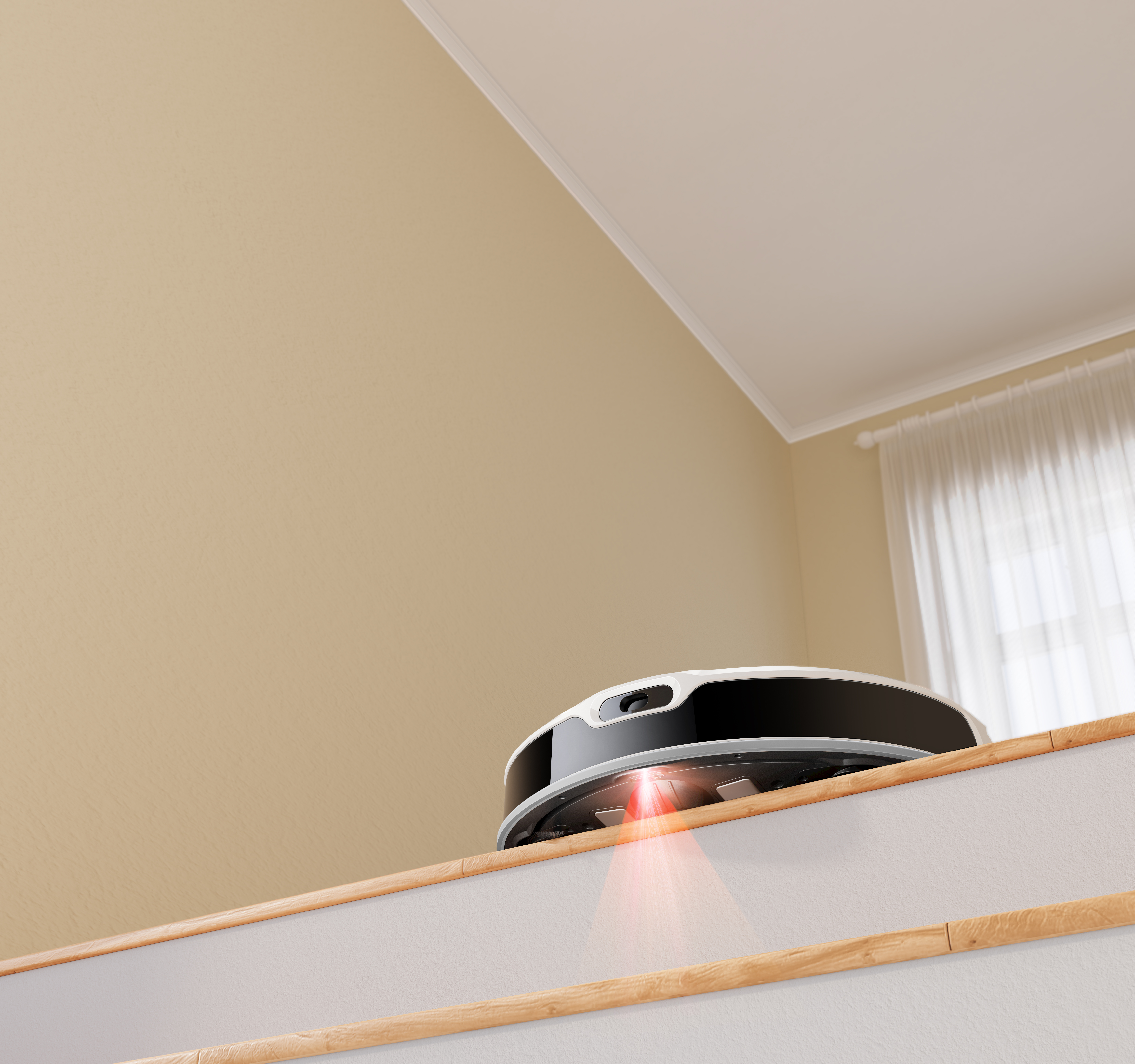 Roboter-Staubsauger auf einer Treppe mit einem hölzernen Handlauf und einer cremefarbenen Wand.