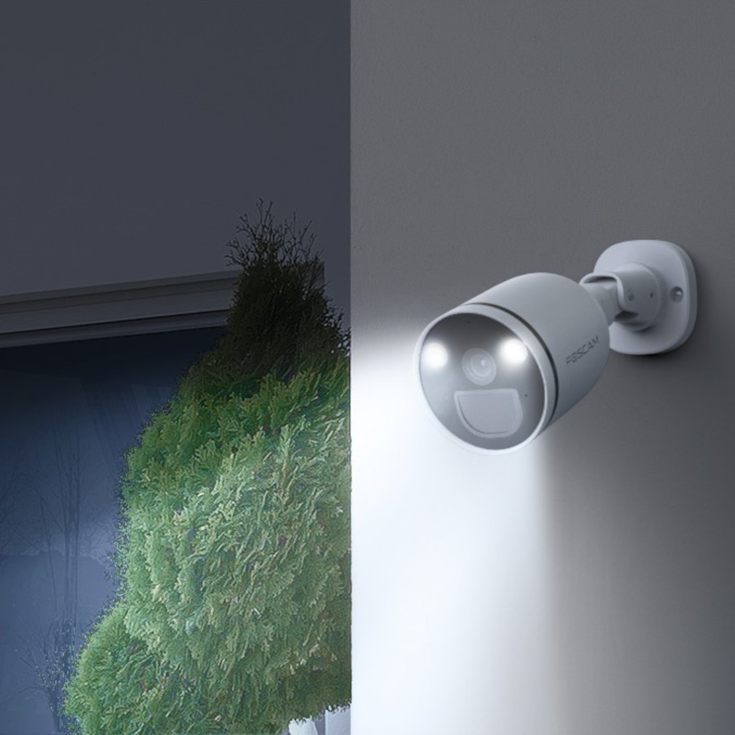 Zewnętrzna kamera bezpieczeństwa z reflektorem na ścianie.