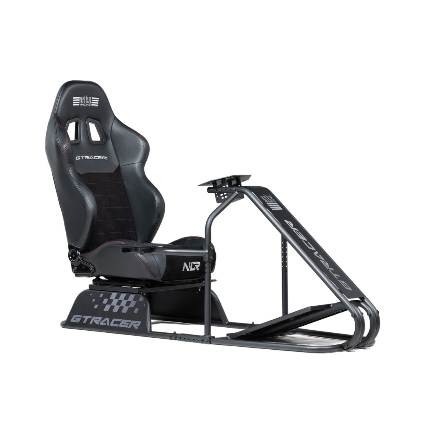 Asiento negro de simulador de carreras sobre un marco de metal. El asiento tiene reposacabezas y costuras rojas.