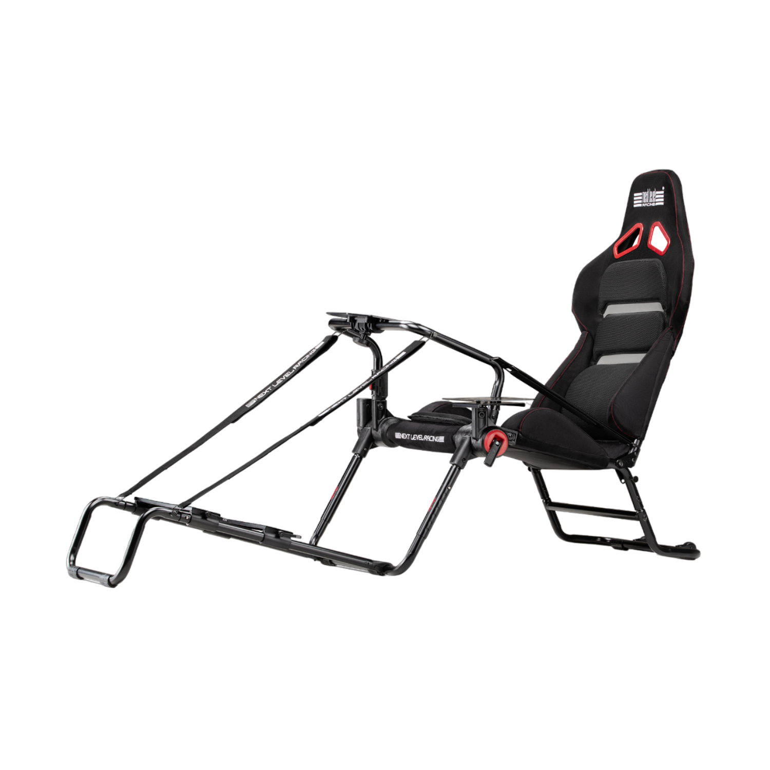 Ein schwarzer und roter Gaming-Stuhl auf schwarzem Hintergrund. Es hat ein Metallgestell.