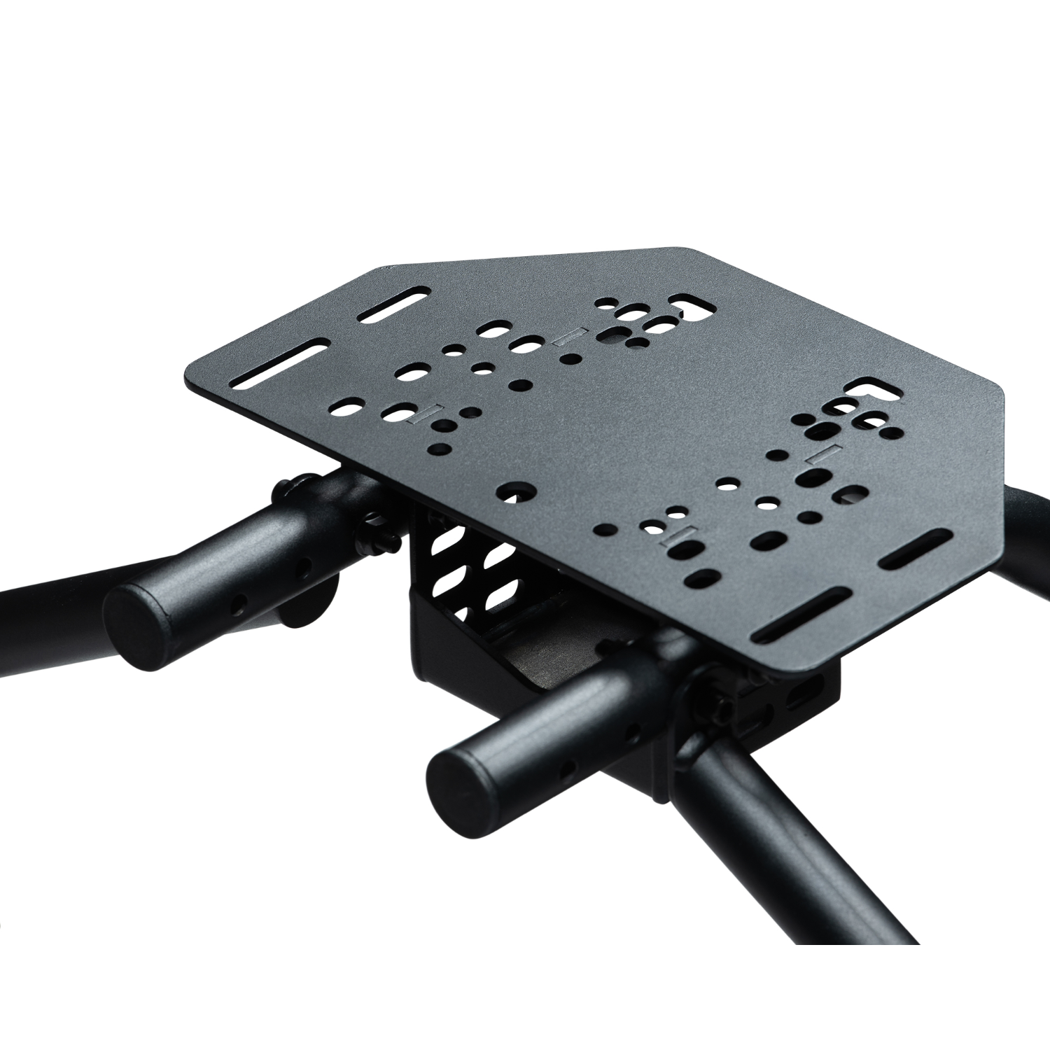 Plataforma de cabina de simulador de metal negro con agujeros sobre fondo blanco.