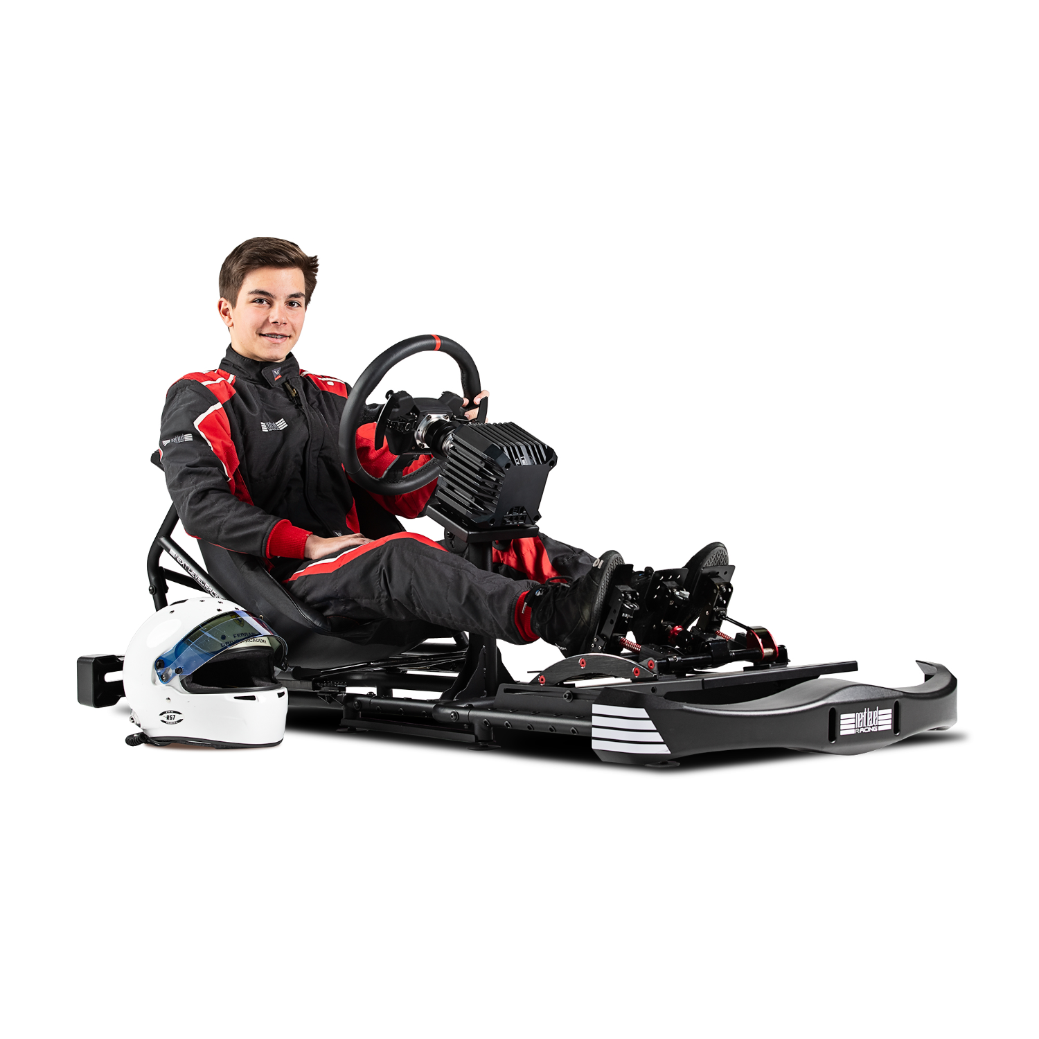 Un uomo in tenuta da corsa su simulatore go-kart nero con casco bianco.