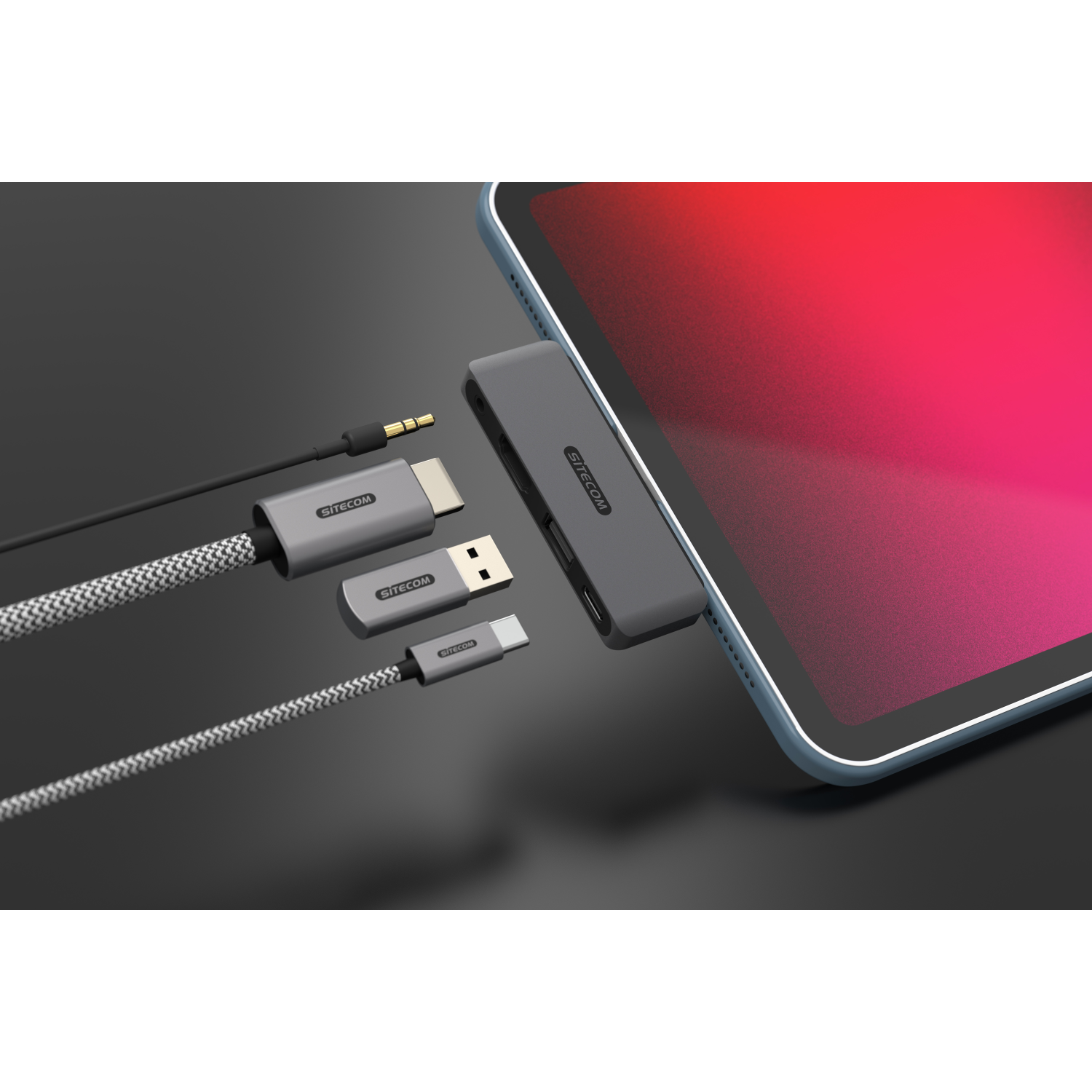 Tablet con un hub e cavi collegati. Il tablet è rosso. L'hub è grigio.