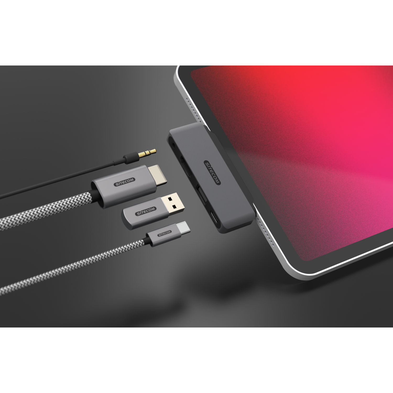 Un tablet con un hub e diversi cavi e dongle di collegamento.
