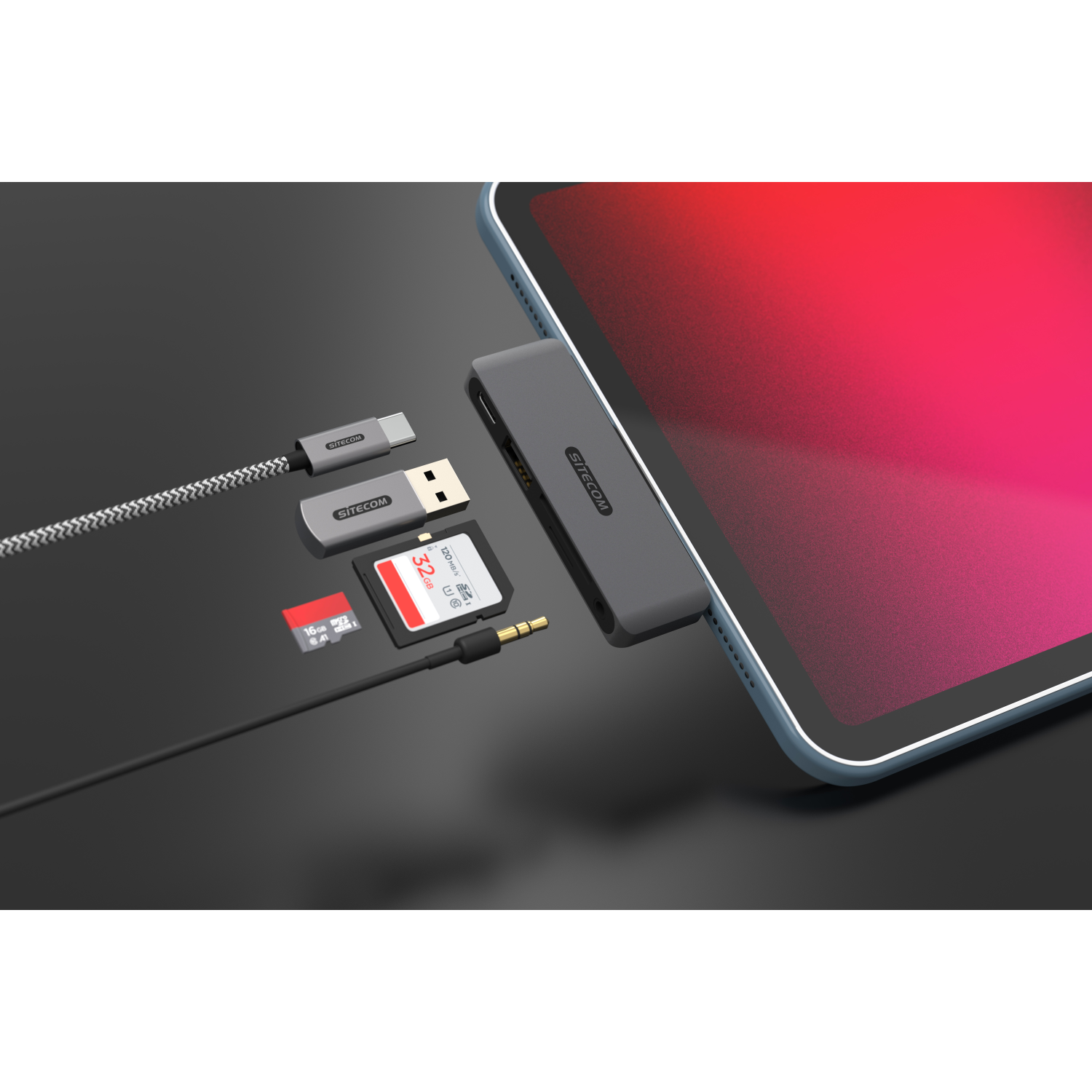 Tablet verbonden met meerdere SITECOM adapters. Andere accessoires zijn ook aangesloten.