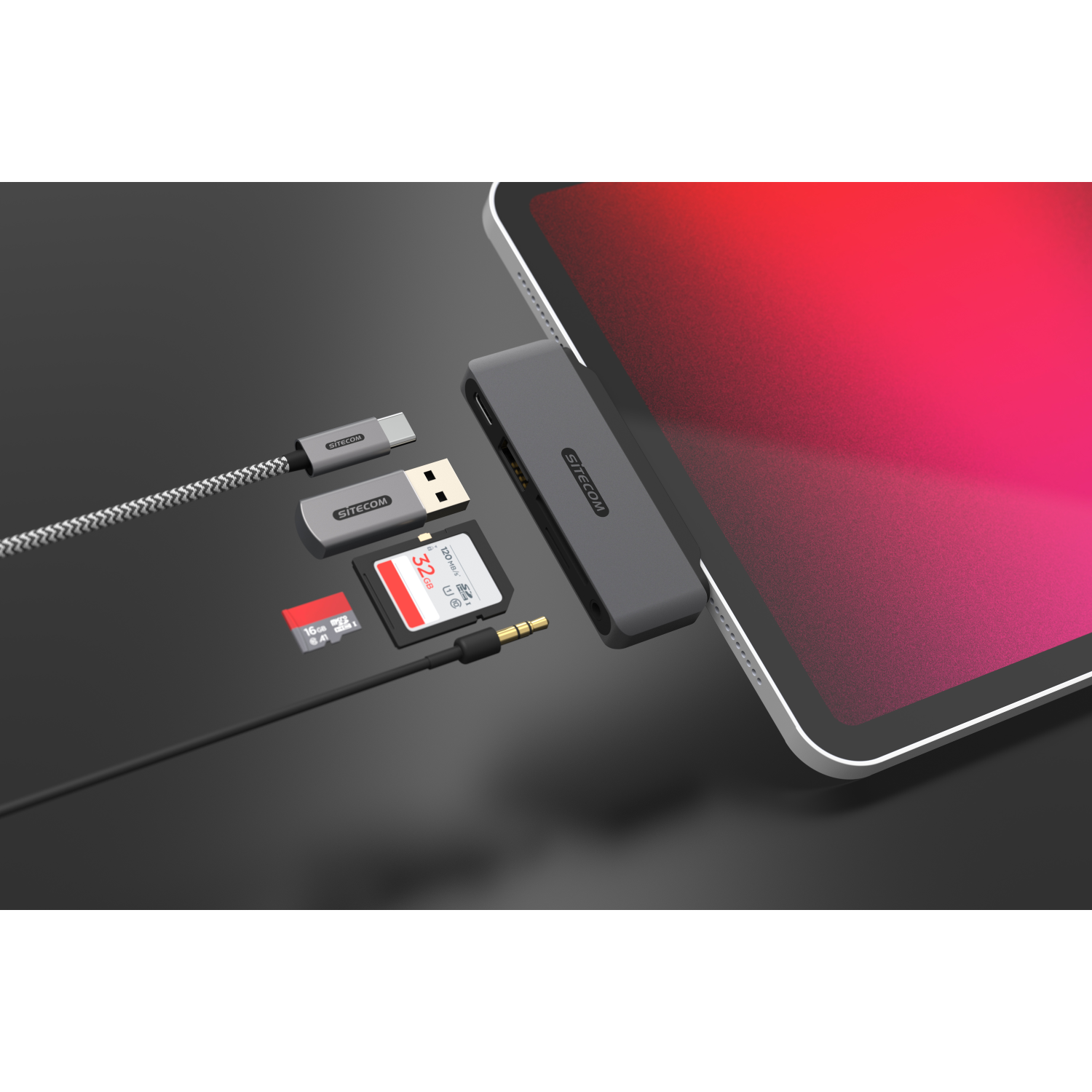 USB-hub aangesloten op een tablet met meerdere apparaten: een USB-stick, SD-kaart en een koptelefoonaansluiting.