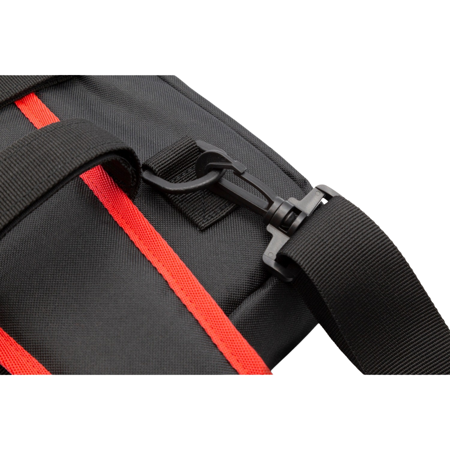 Borsa in tessuto nero con cinturino nero e finiture rosse. Un clip nero fissa il cinturino.