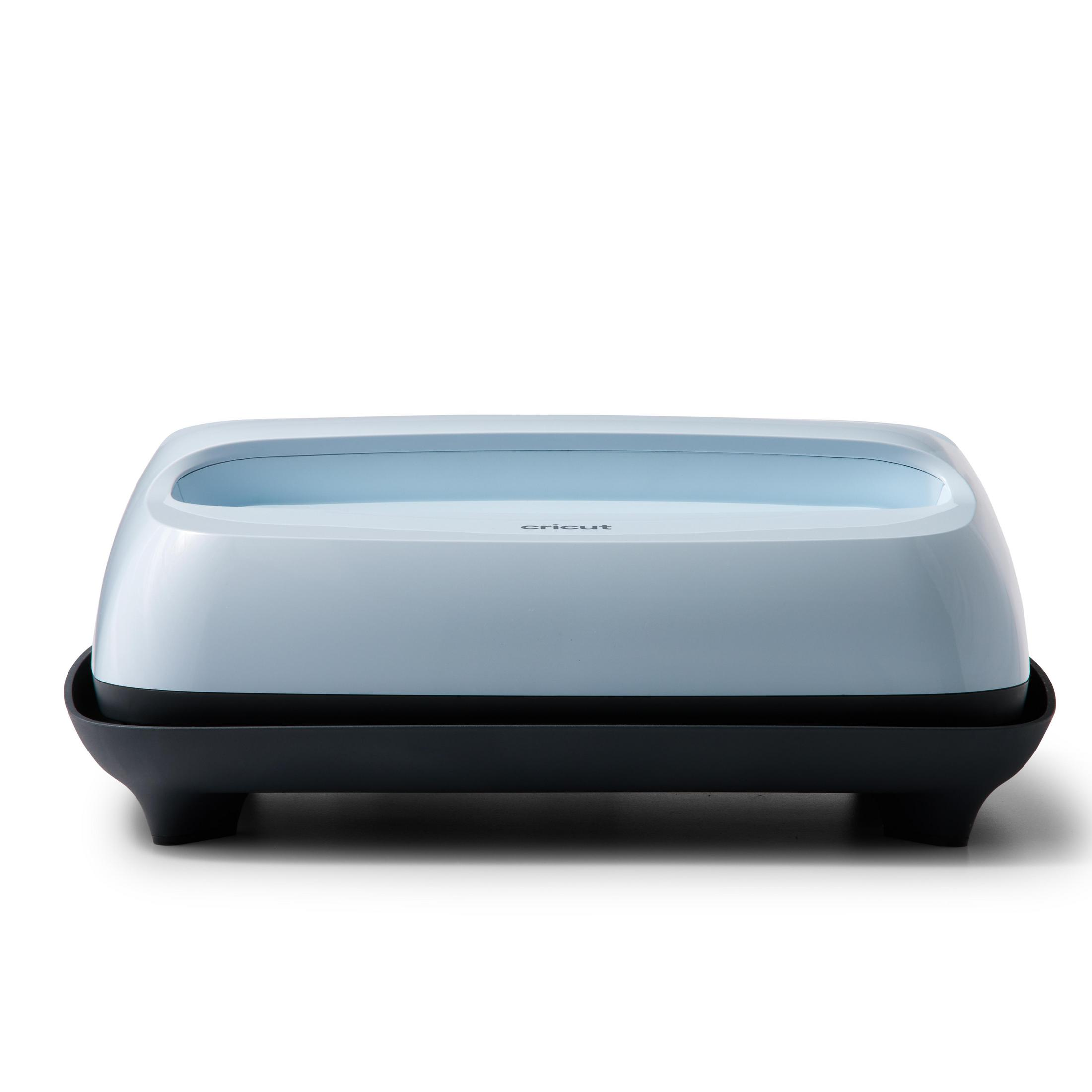 Una pressa a caldo Cricut azzurra con base nera su sfondo bianco.