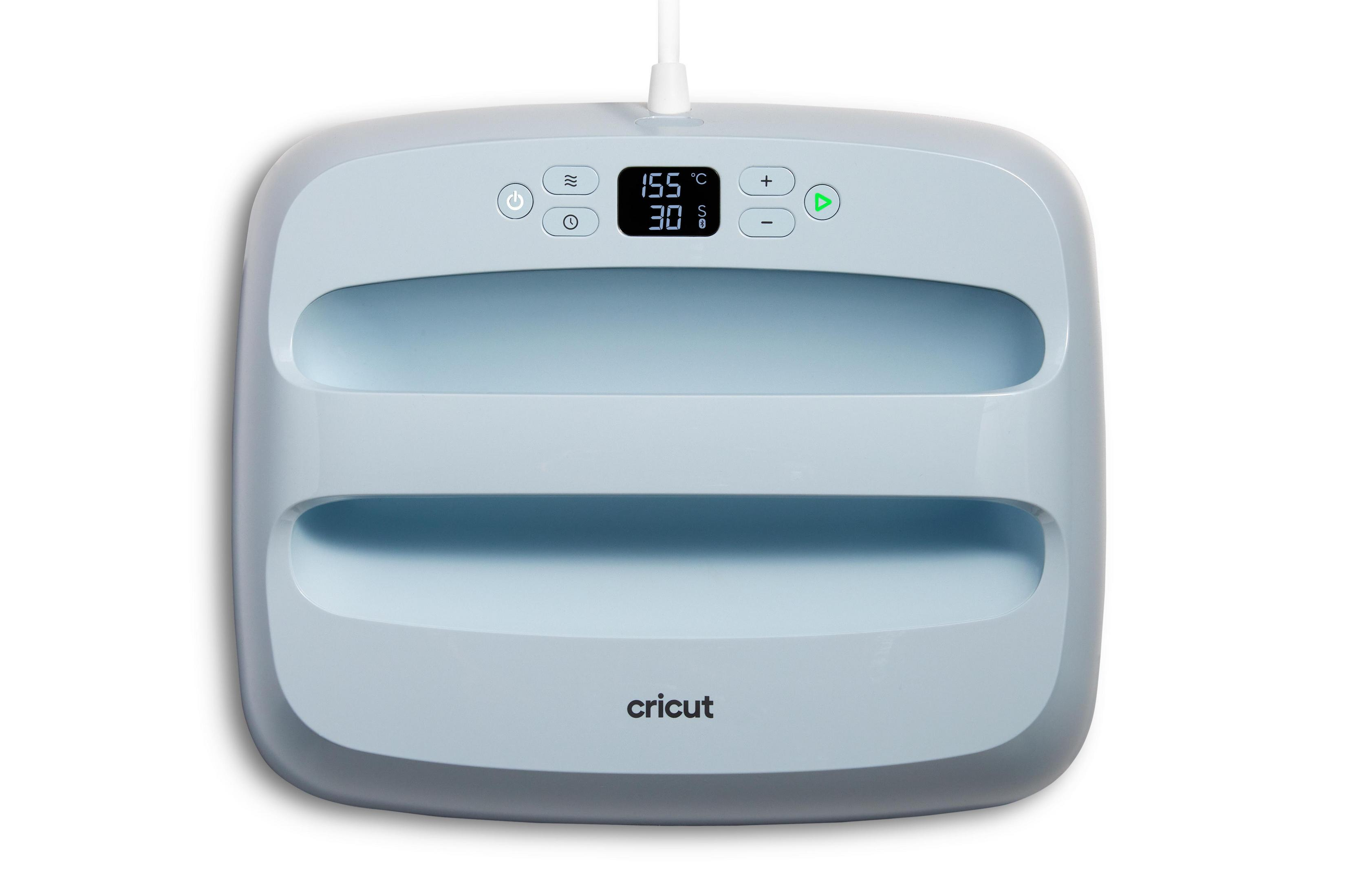 Una pressa a caldo Cricut azzurra con display digitale e pulsanti di controllo.