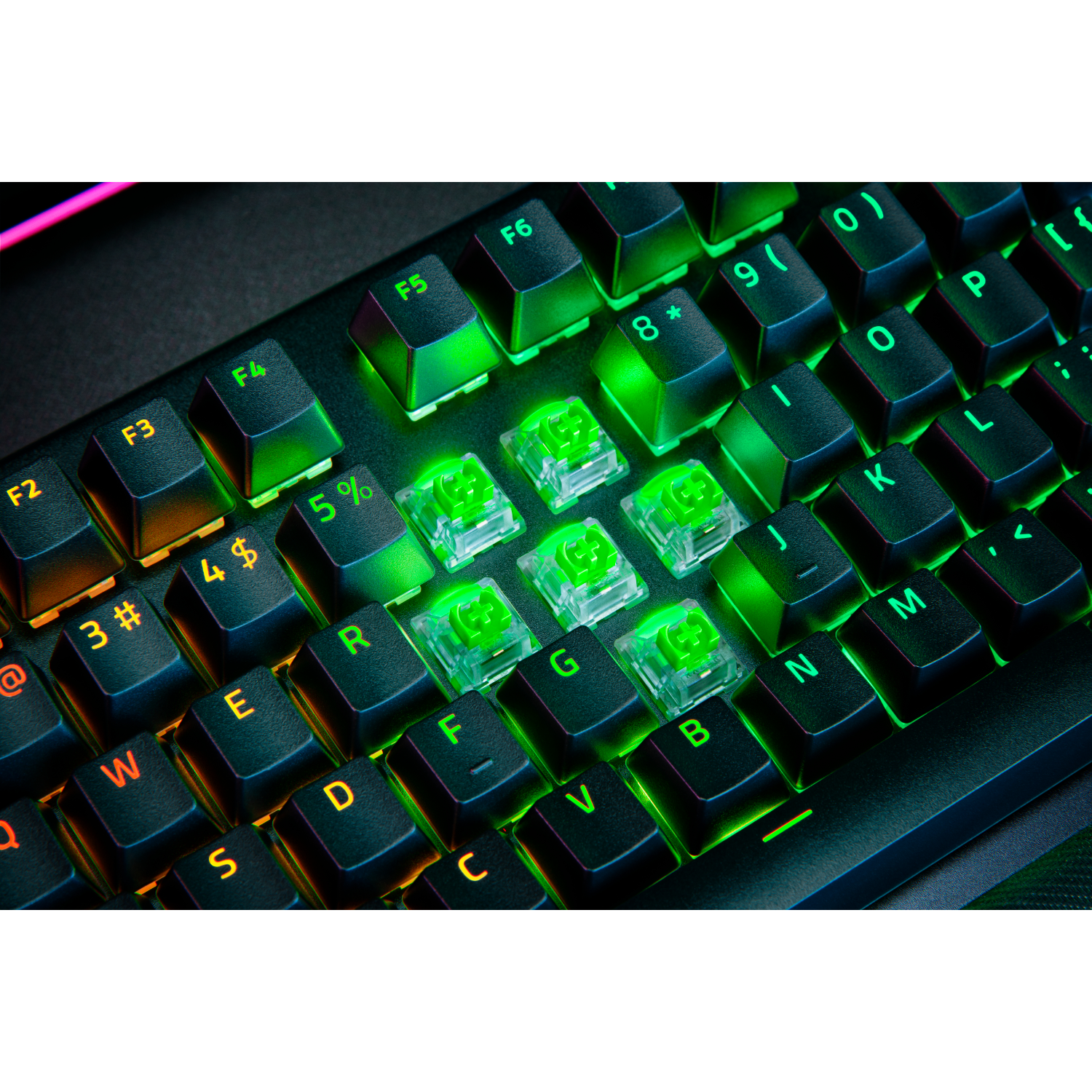 Zbliżenie klawiatury mechanicznej z podświetlanymi klawiszami i niestandardowymi nakładkami.