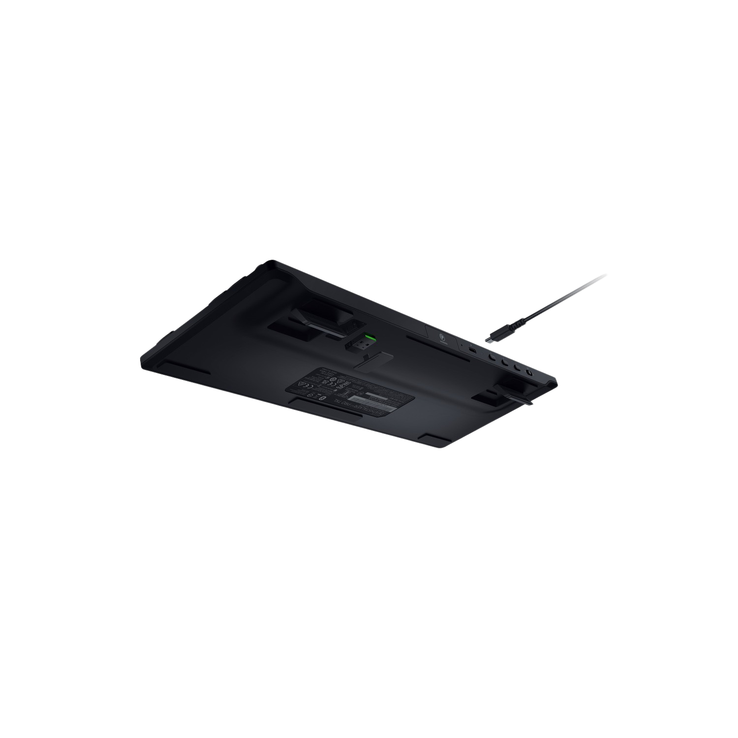 Tastiera nera con porta USB-C e testo bianco sul lato inferiore. Sfondo nero.