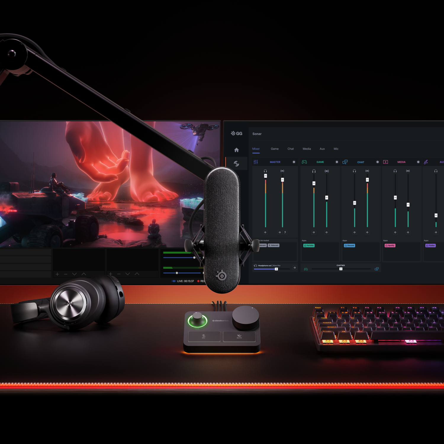 Gaming-Setup mit Mikrofon, Headset, Audio-Interface, Tastatur und Monitor mit Spiel.