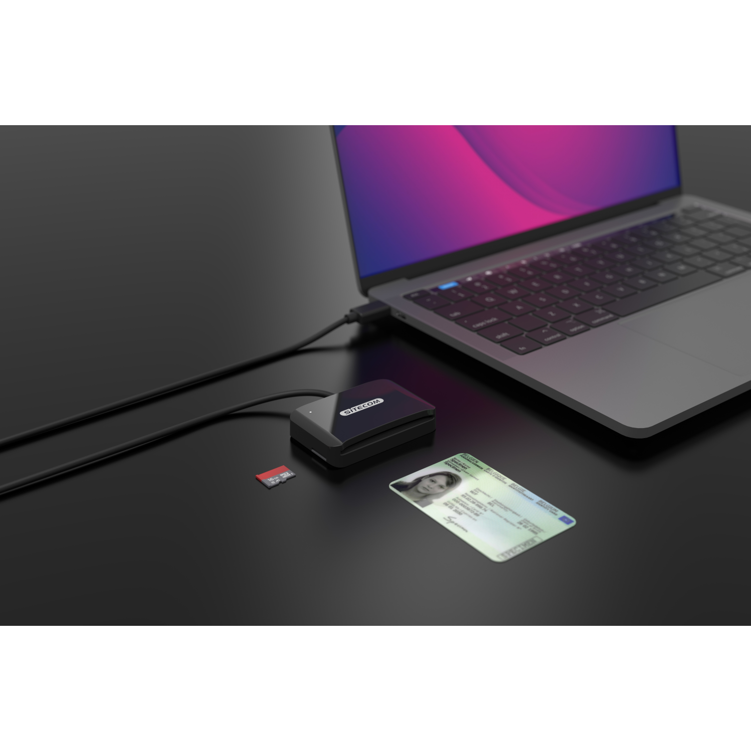 Laptop mit Kartenleser verbunden; eine SD-Karte und ein Personalausweis liegen auf dem Tisch.