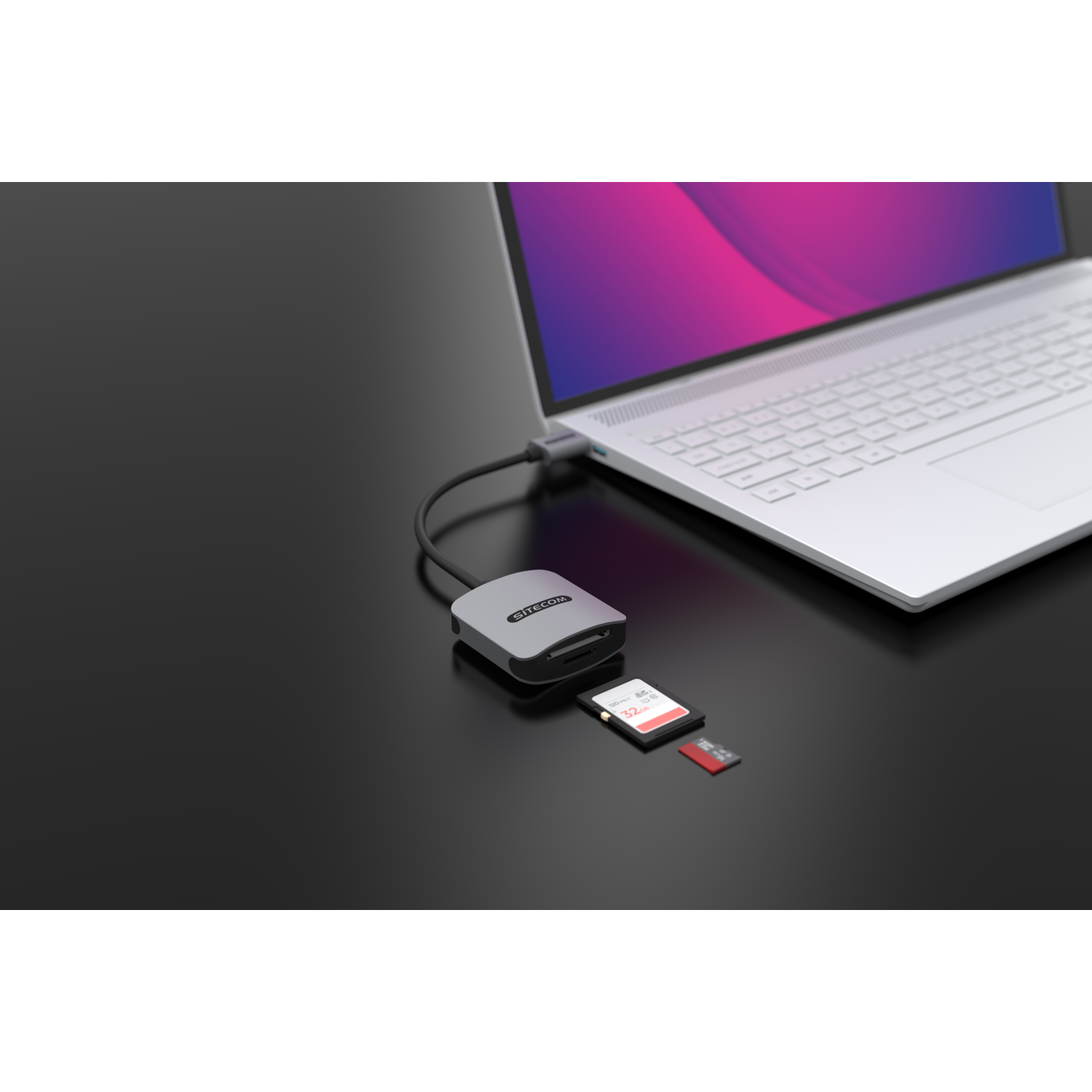 Laptop con lettore di schede SD collegato. Scheda SD e Micro SD inserite.